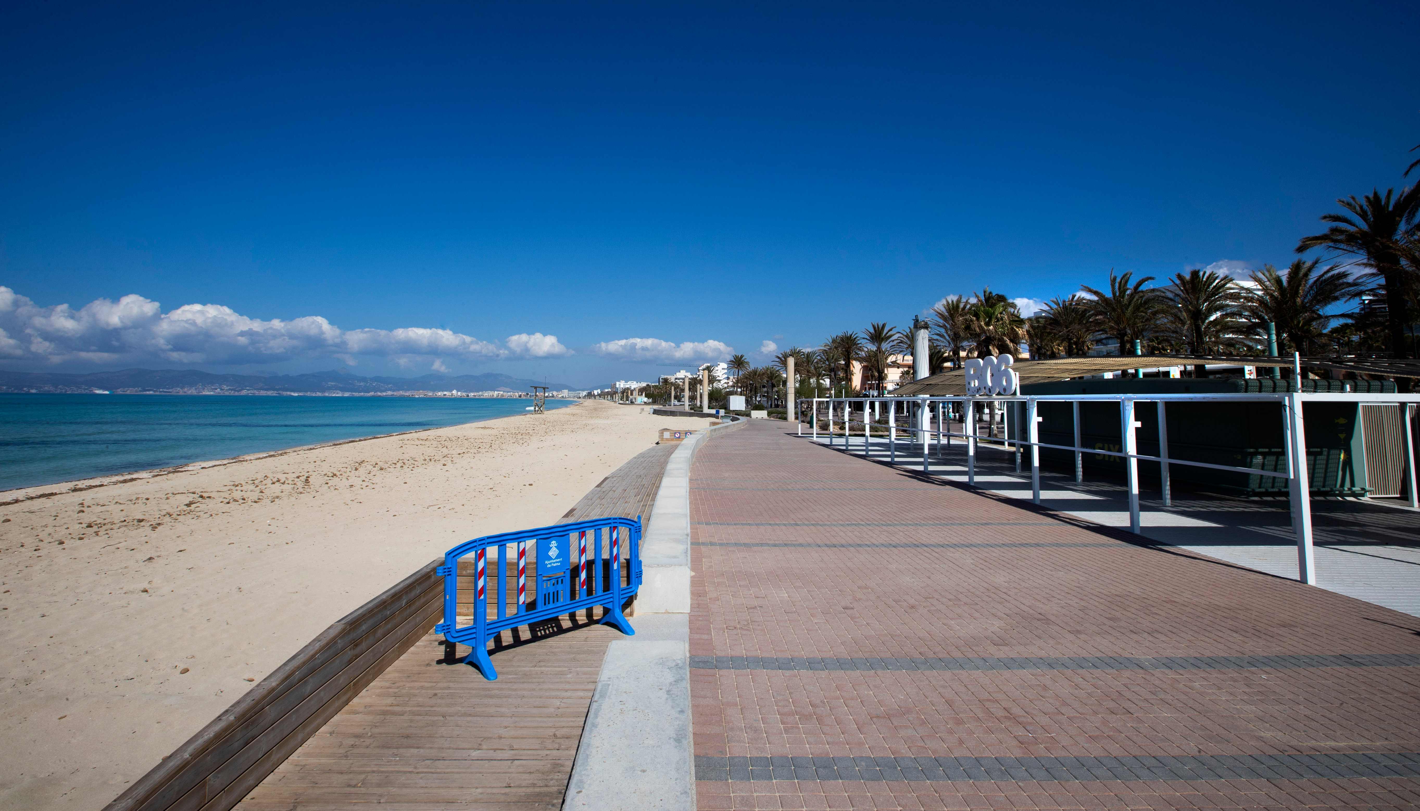 Pantai Palma di Palma de Mallorca kosong saat pemberlakuan lockdown di Spanyol.