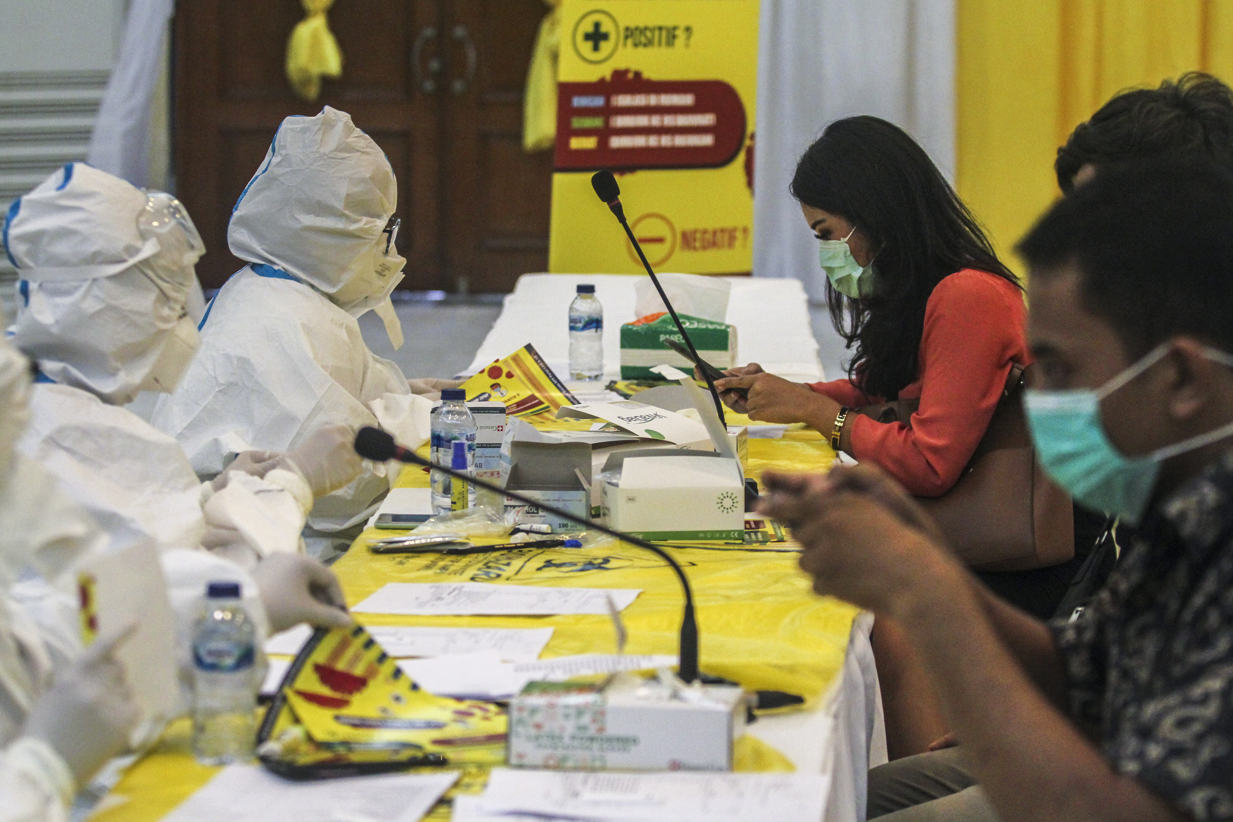 Petugas medis mengambil sampel darah saat melakukan rapid test covid-19