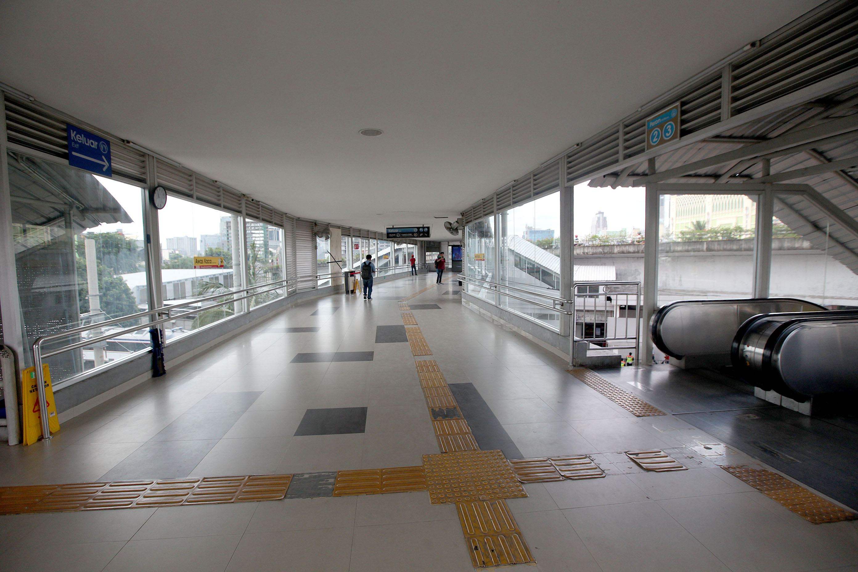  Suasana lengang di Stasiun Tanah Abang, Jakarta, Kamis (02/04)