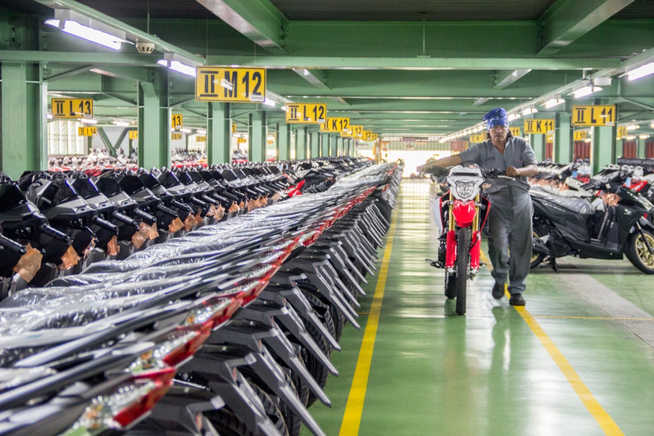 Penjualan sepeda motor yang masih lesu diprediksi masih bisa tumbuh tipis tahun ini. 