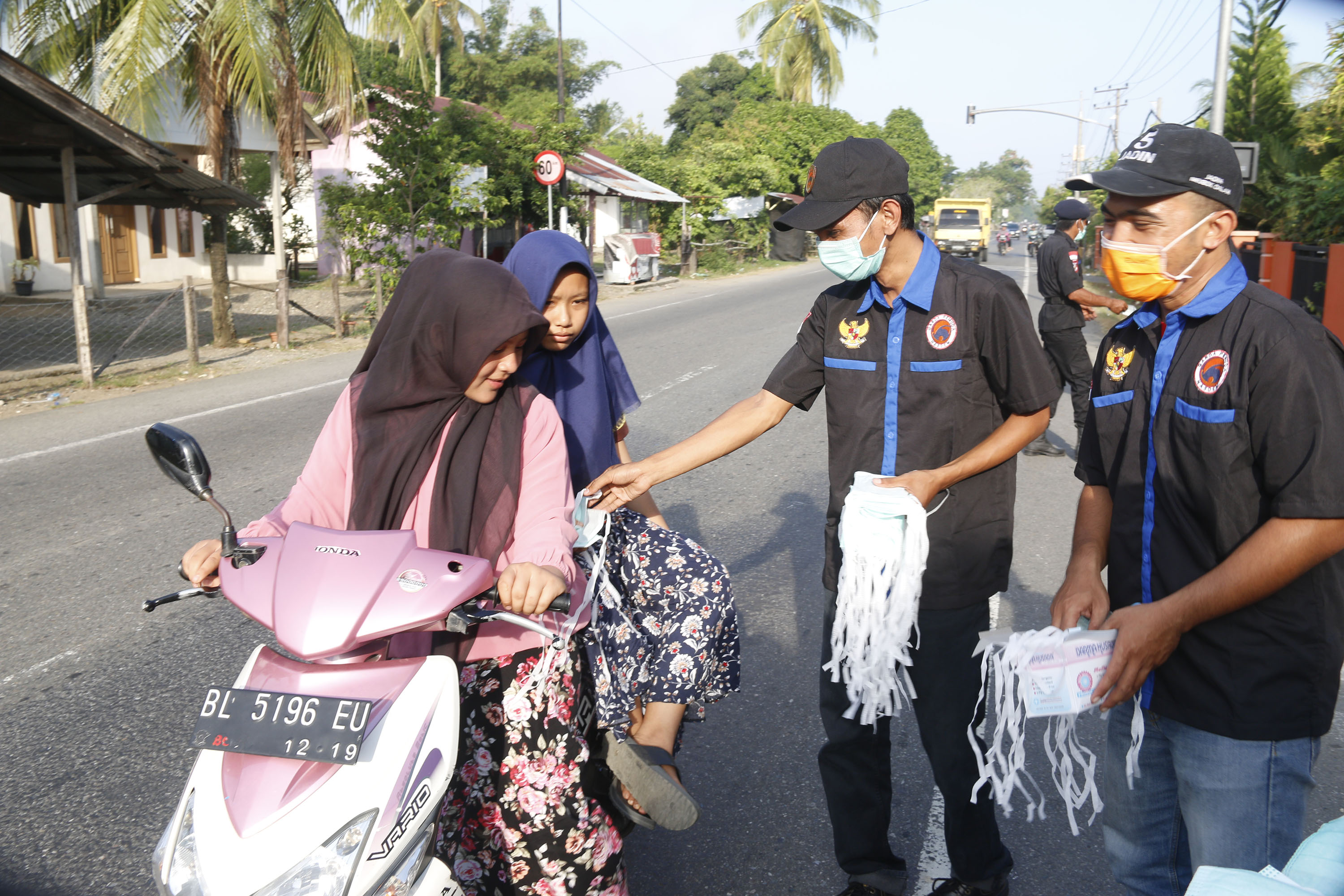 Nasdem bagikan masker 