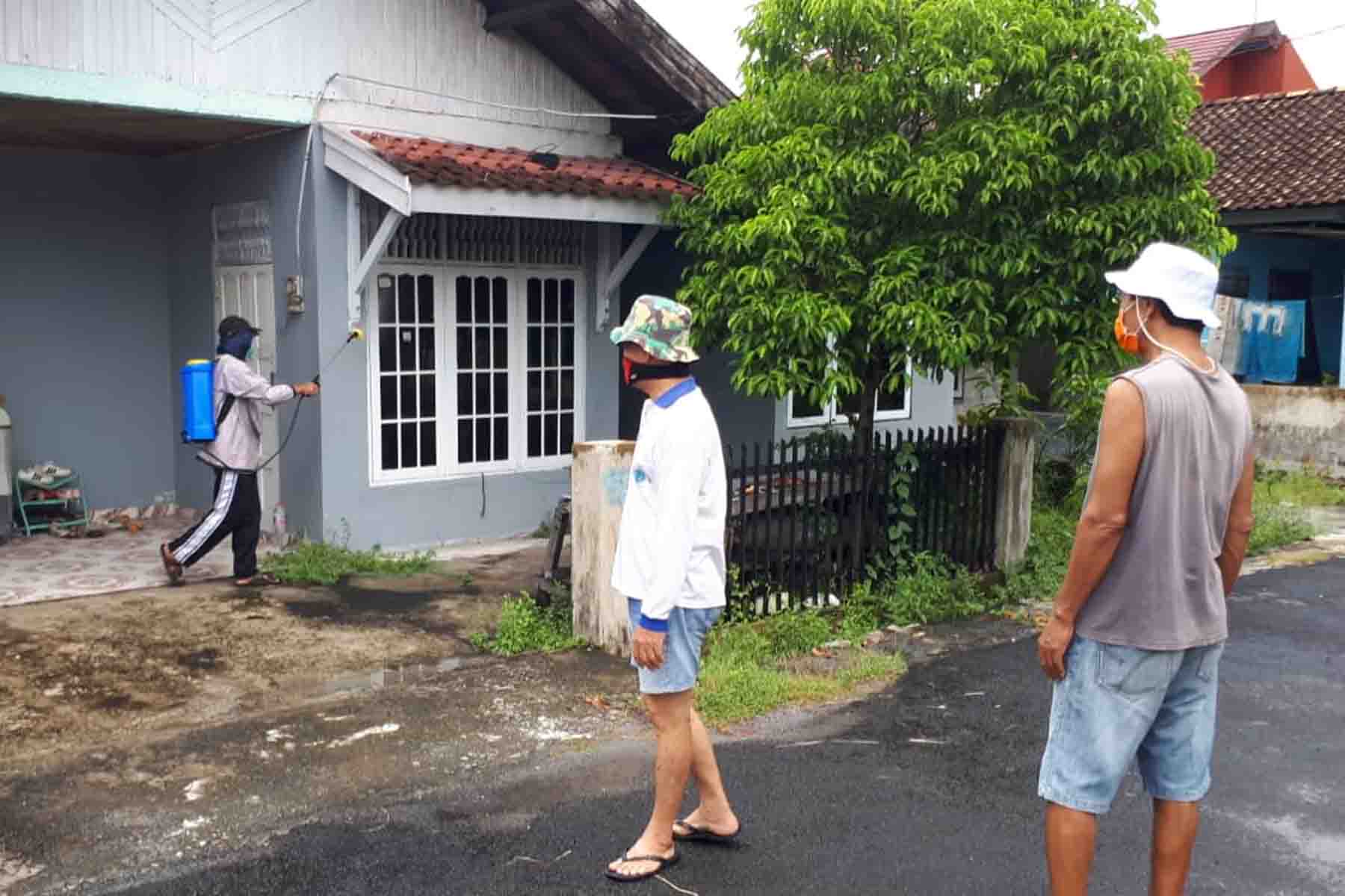 Warga Palangka Raya melakukan penyemprotan disinfektan secara mandiri