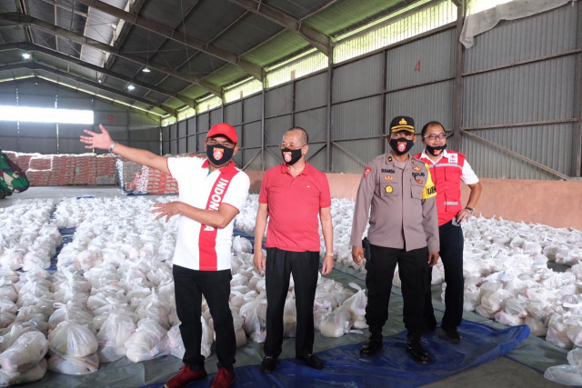 Wali Kota Solo FX Hadi Rudyatmo memperlihatkan 40 ribu paket sembako siap dibagikan untuk warga terdampak Covid-19.