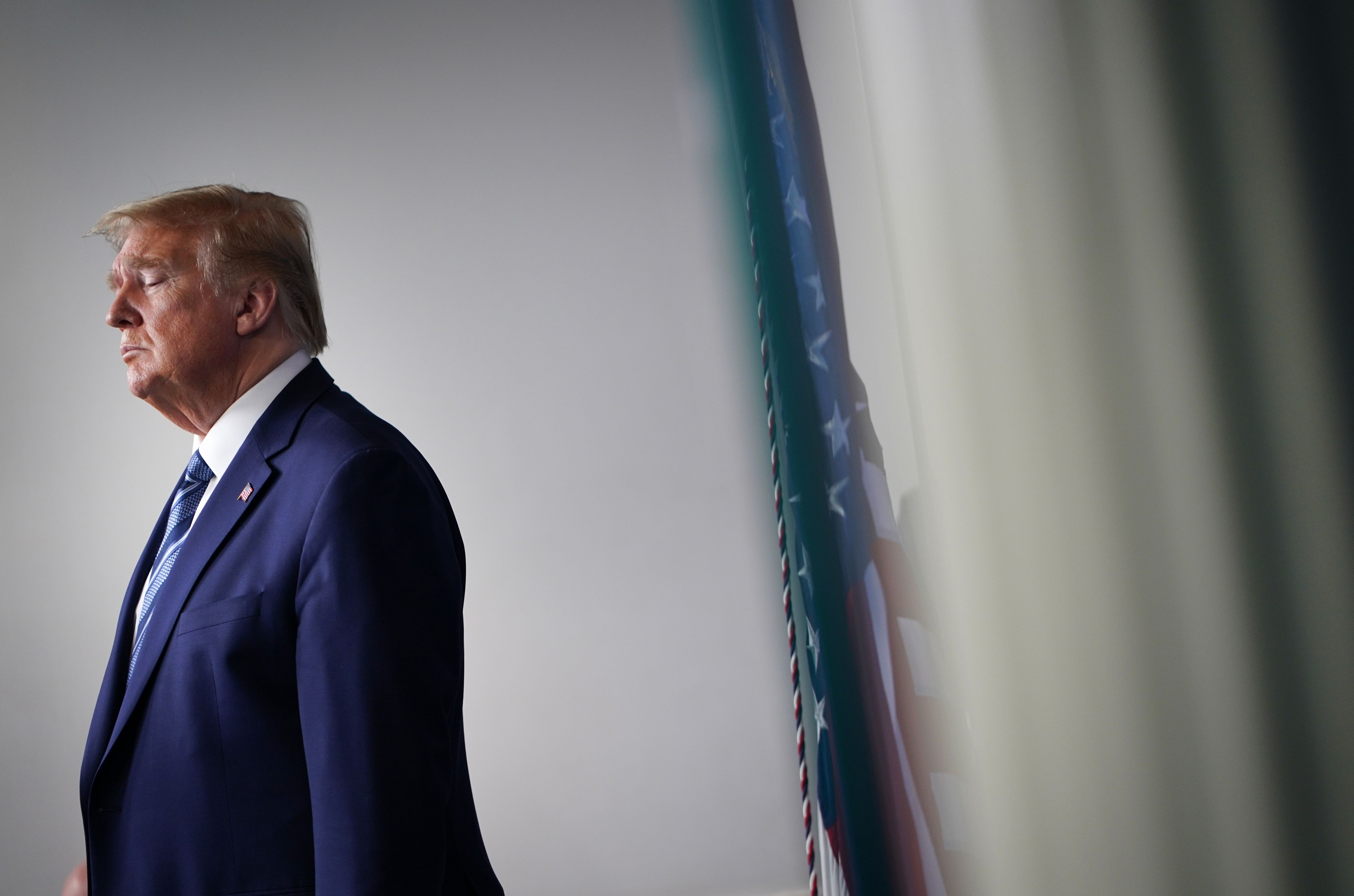 Presiden AS Donald Trump saat pengarahan harian tentang covid-19, di Brady Briefing Room Gedung Putih, Selasa (21/4).