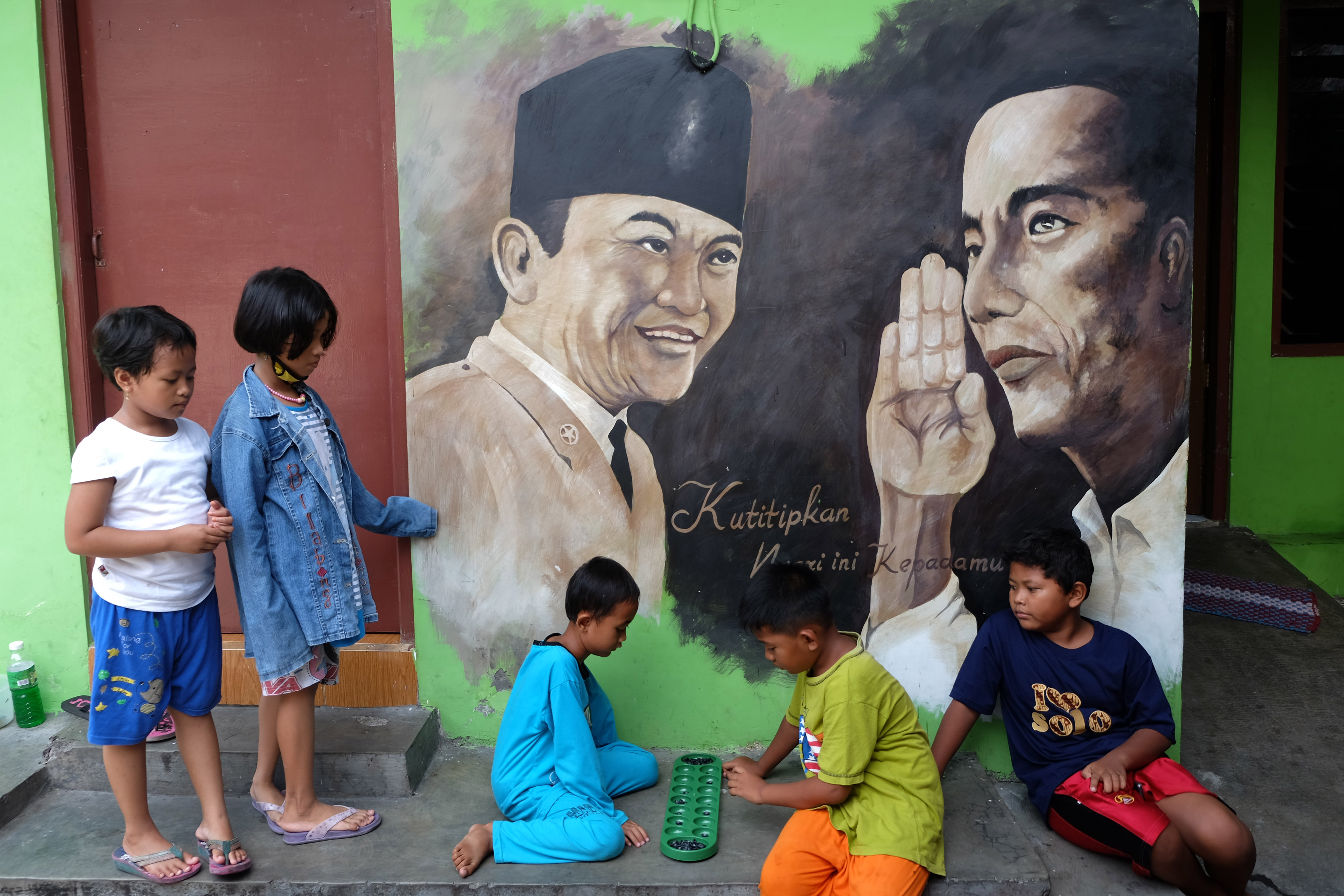 Sejumlah anak bermain dakon (congklak) di Kampung Sewu, Solo, Jawa Tengah, Minggu (5/4/2020). 