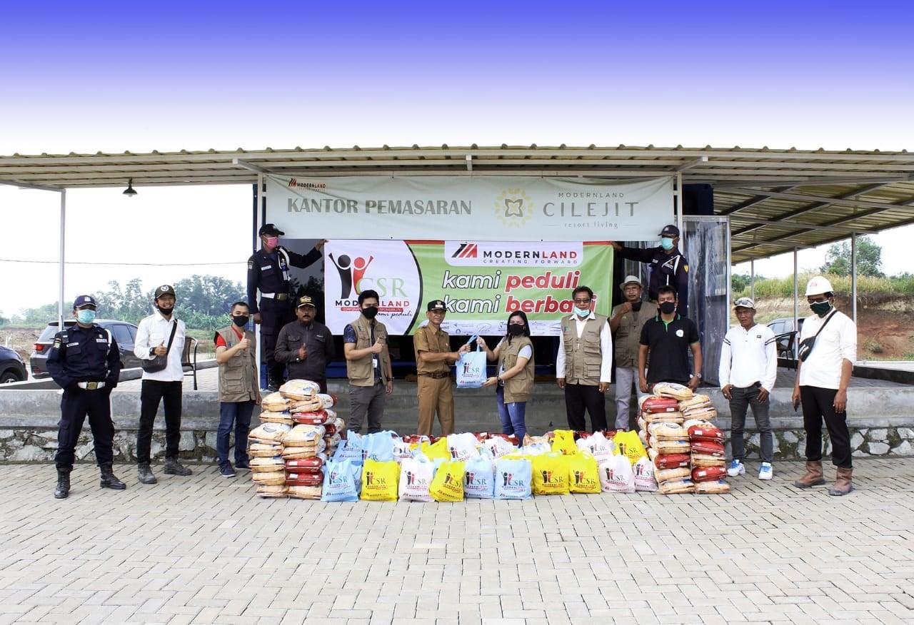 Penyerahan bantuan sembako untuk warga di sekitar proyek Modernland Cilejit, Tangerang.