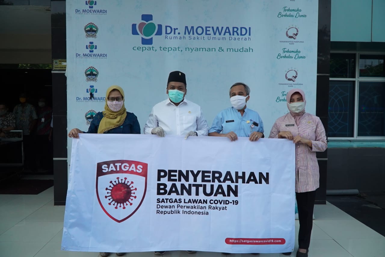 Satgas lawan covid-19 DPR RI menyerahkan bantuan alat pelindung diri untuk tenaga medis di RS DR Moewardi, Surakarta