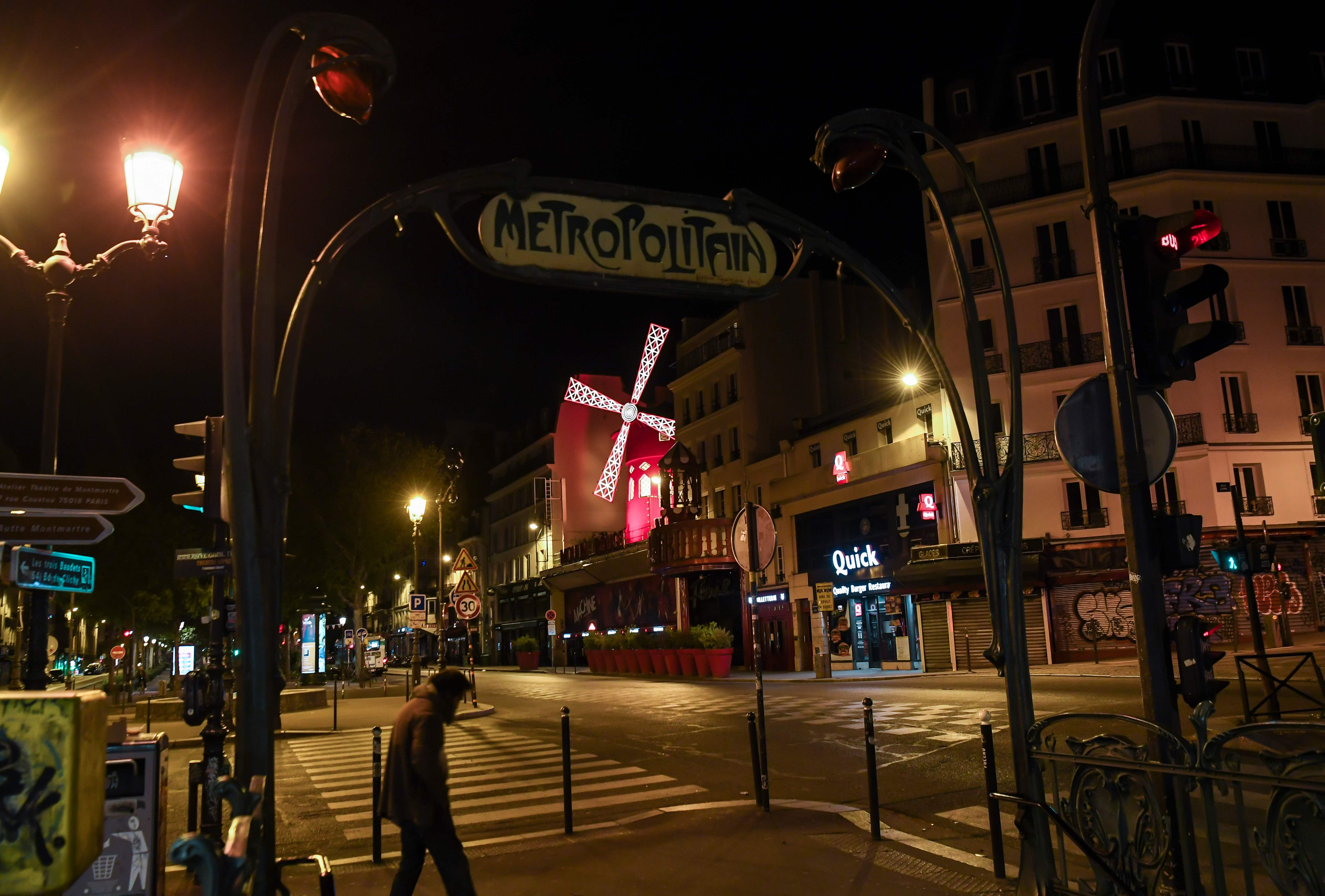 Seseorang melintas di jalan Kota Paris yang kosong akibat lockdown.