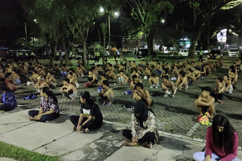 Ratusan remaja yang diamankan oleh Kepolisian Resor Kota (Polresta) Malang Kota di Gelanggang Olahraga (GOR) Ken Arok Kota Malang.