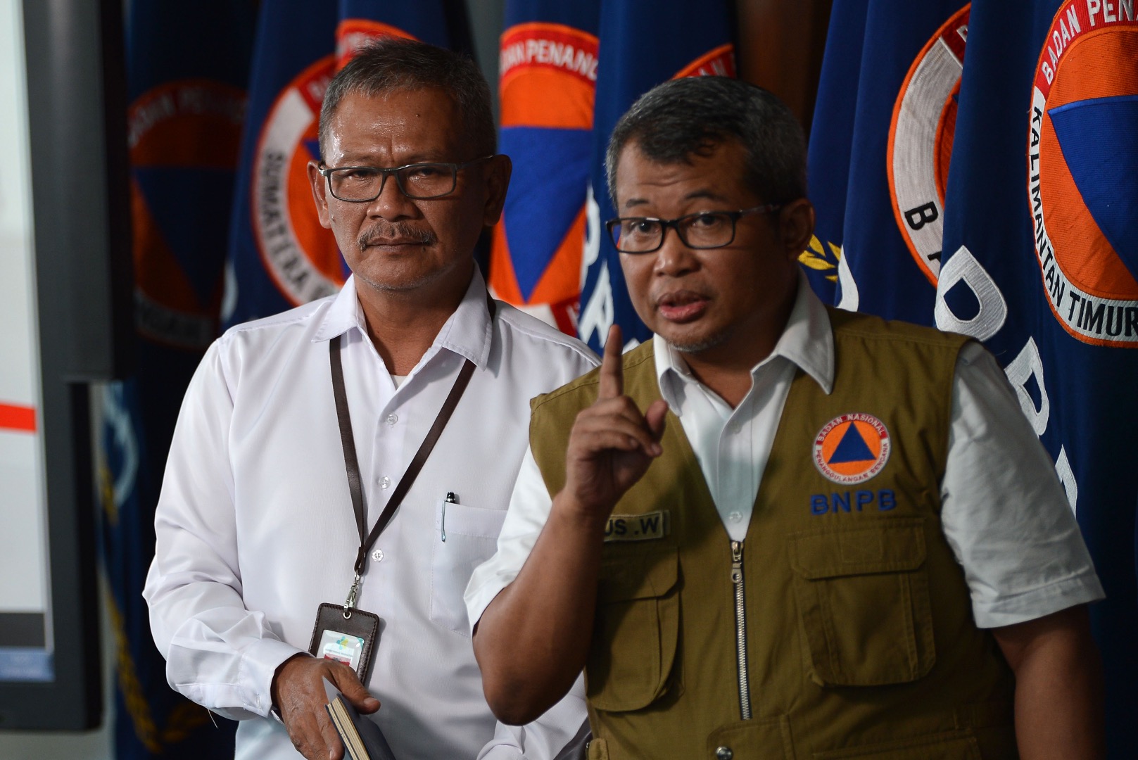 Kepala Pusat Data Informasi dan Humas BNPB Agus Wibowo (kanan) 