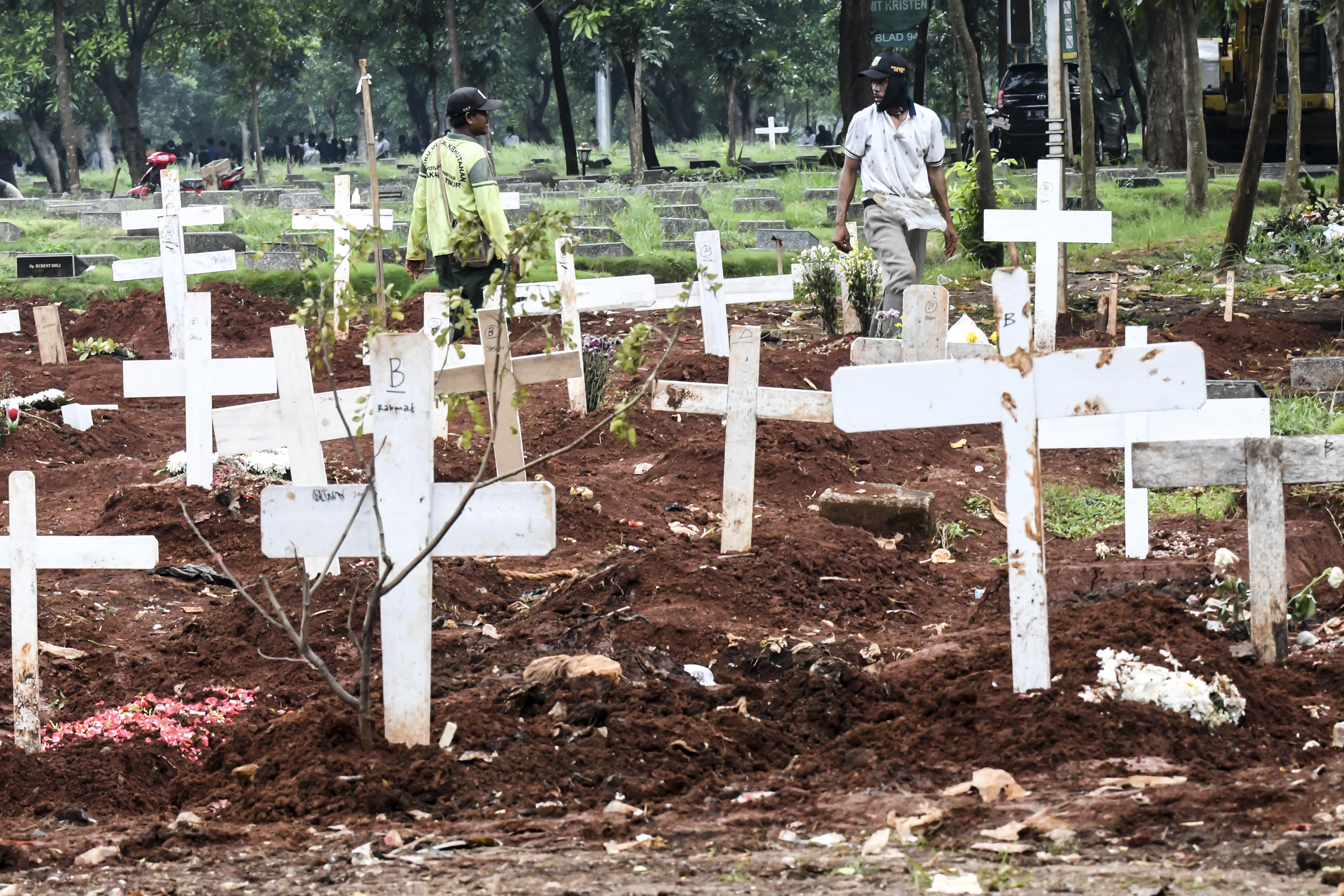 Petugas pemakaman berada di TPU Pondok Ranggon, Jakarta.
