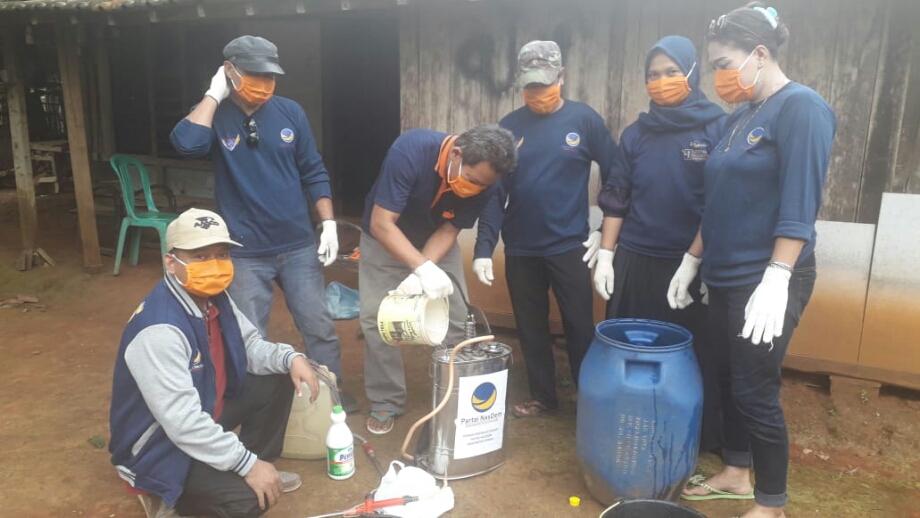 Satgas Penanggulangan Covid-19 Partai NasDem Jepara menyemprotkan disinfektan di desa-desa Kabupaten Jepara, Selasa (7/4/2020).