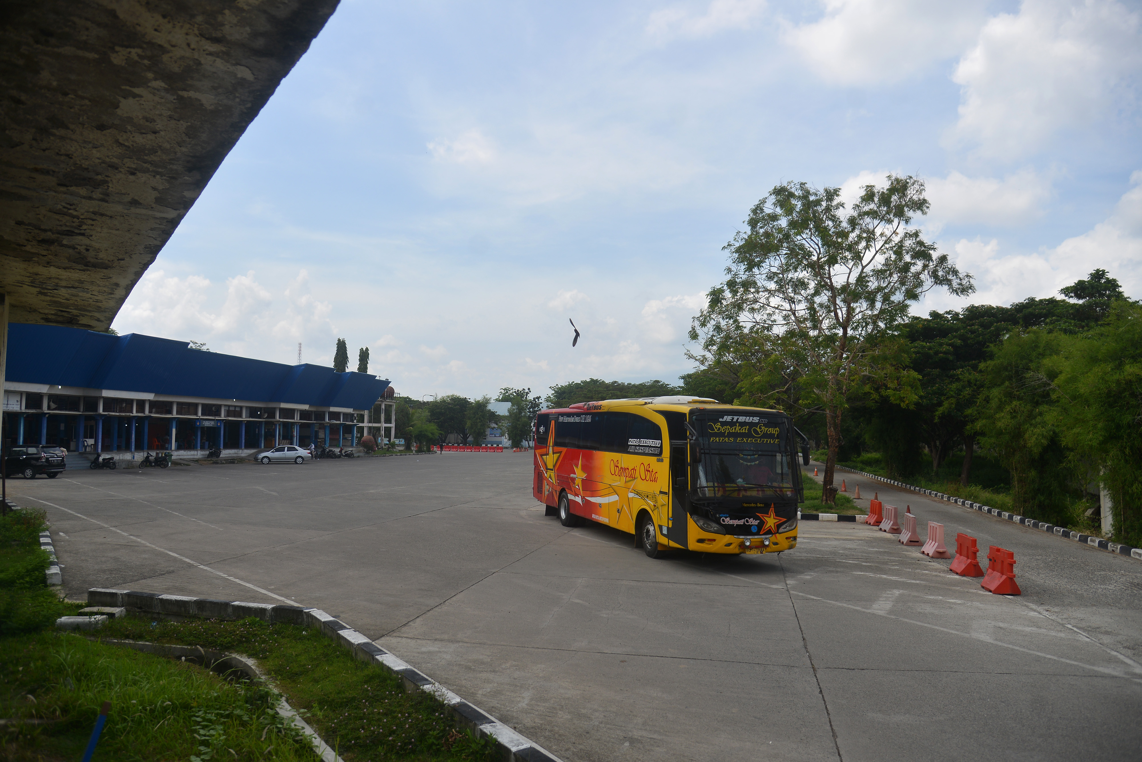 Bus trayek Banda Aceh-Medan (Sumut) meninggalkan Terminal Batoh, di Banda Aceh, Aceh, Senin (30/3/2020)