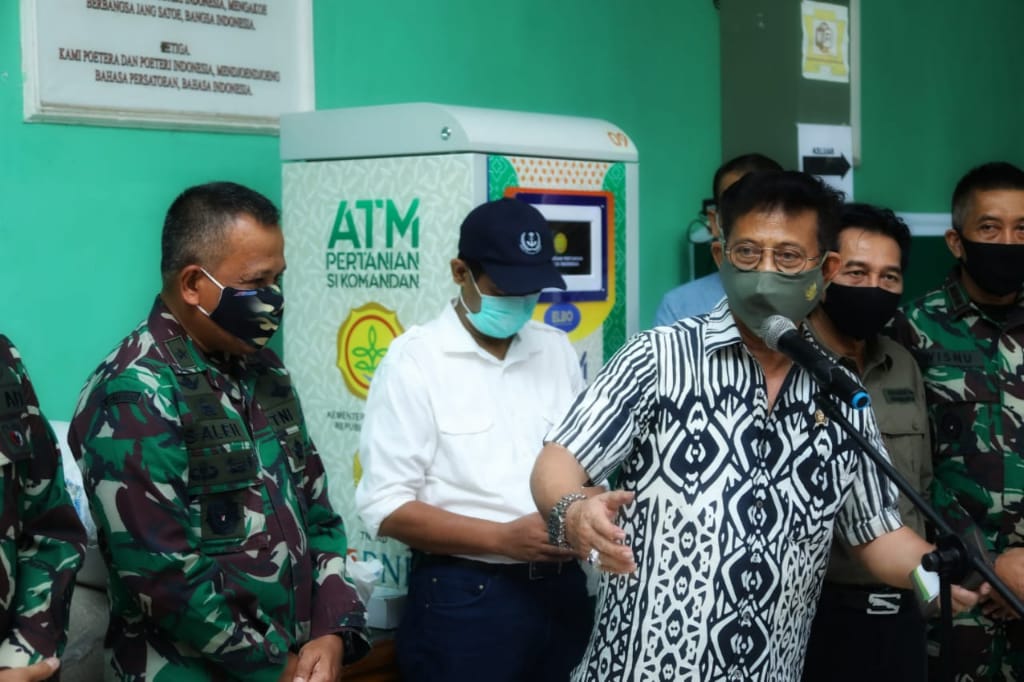 Mentan Syahrul Yasin Limpo mengunjungi Makodim Depok 0508 untuk melihat langsung program bantuan beras melalui ATM Pertanian.