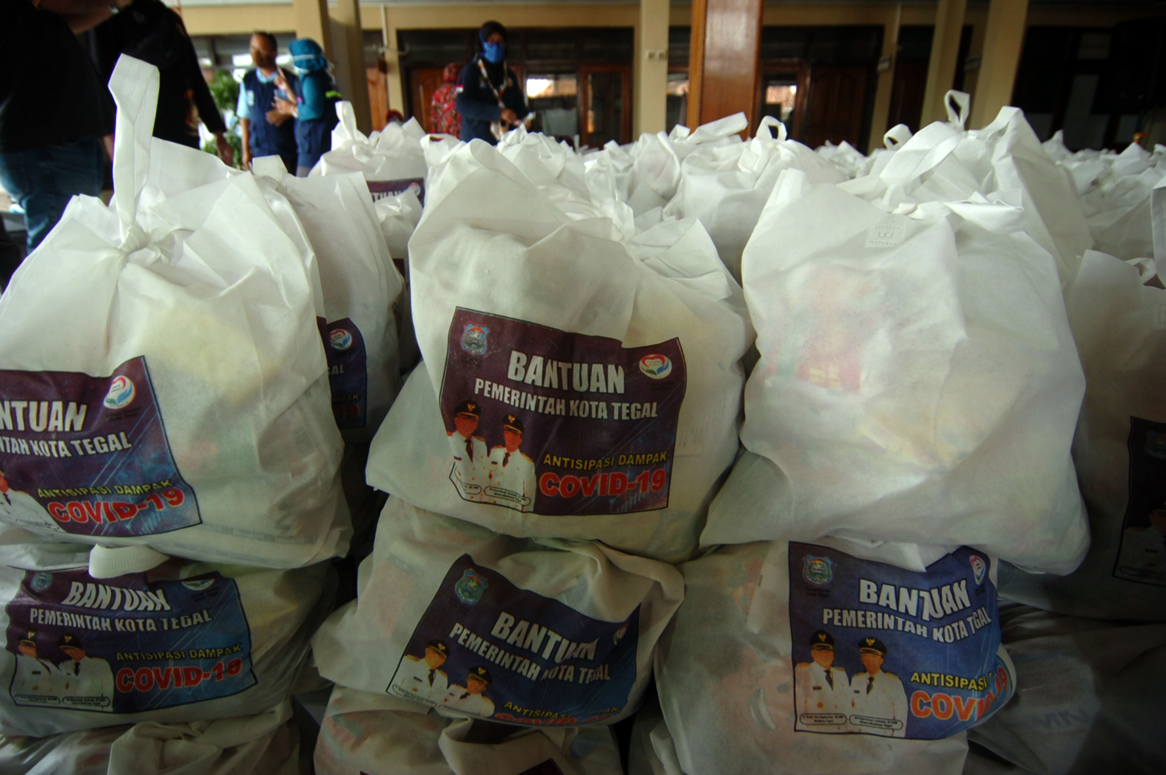 Pembagian sembako di Tegal