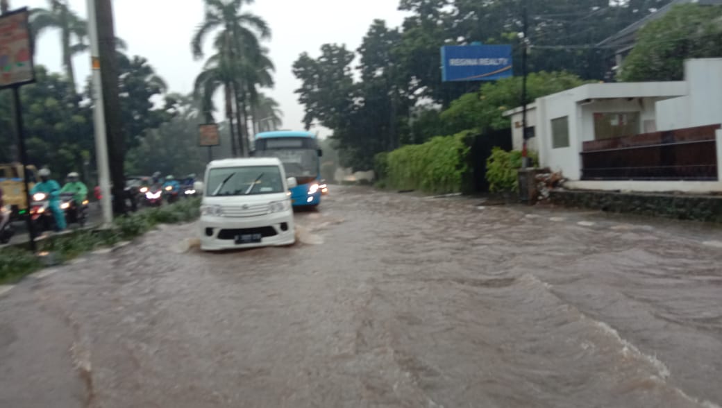 Banjir menggenangi Jalan Metro Pondok Indah setinggi 30cm pada Senin (27/4) akibat hujan yang turn dengan intensitas lebat. 