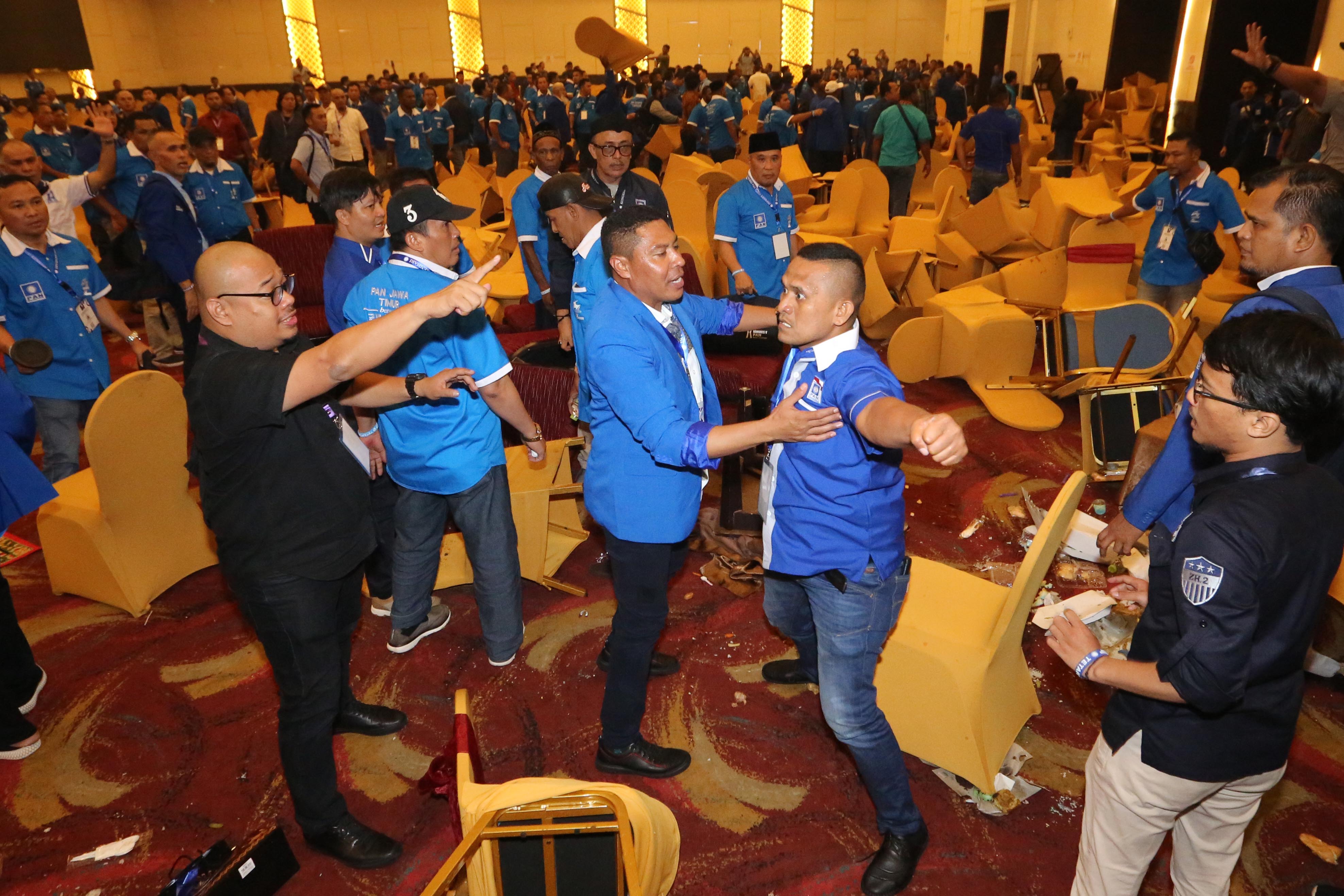 Kericuhan antar kubu pendukung calon Ketua Umum PAN saat sidang pleno Kongres V PAN di Kendari, Sulawesi Tenggara.