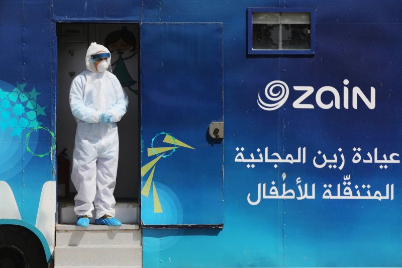 Seorang dokter Yordania berdiri di pintu masuk salah satu klinik mobil yang beroperasi sebagai  layanan medis lapangan.