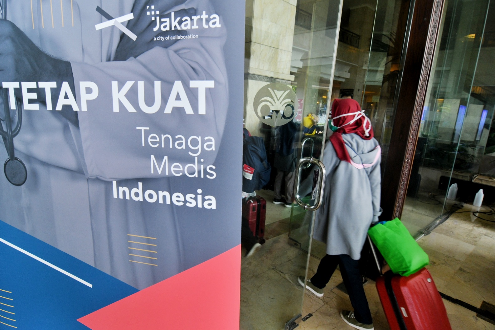 Tenaga medis yang menangani covid-19 tiba di Hotel Grand Cempaka Business, Jakarta, Jumat (27/3).