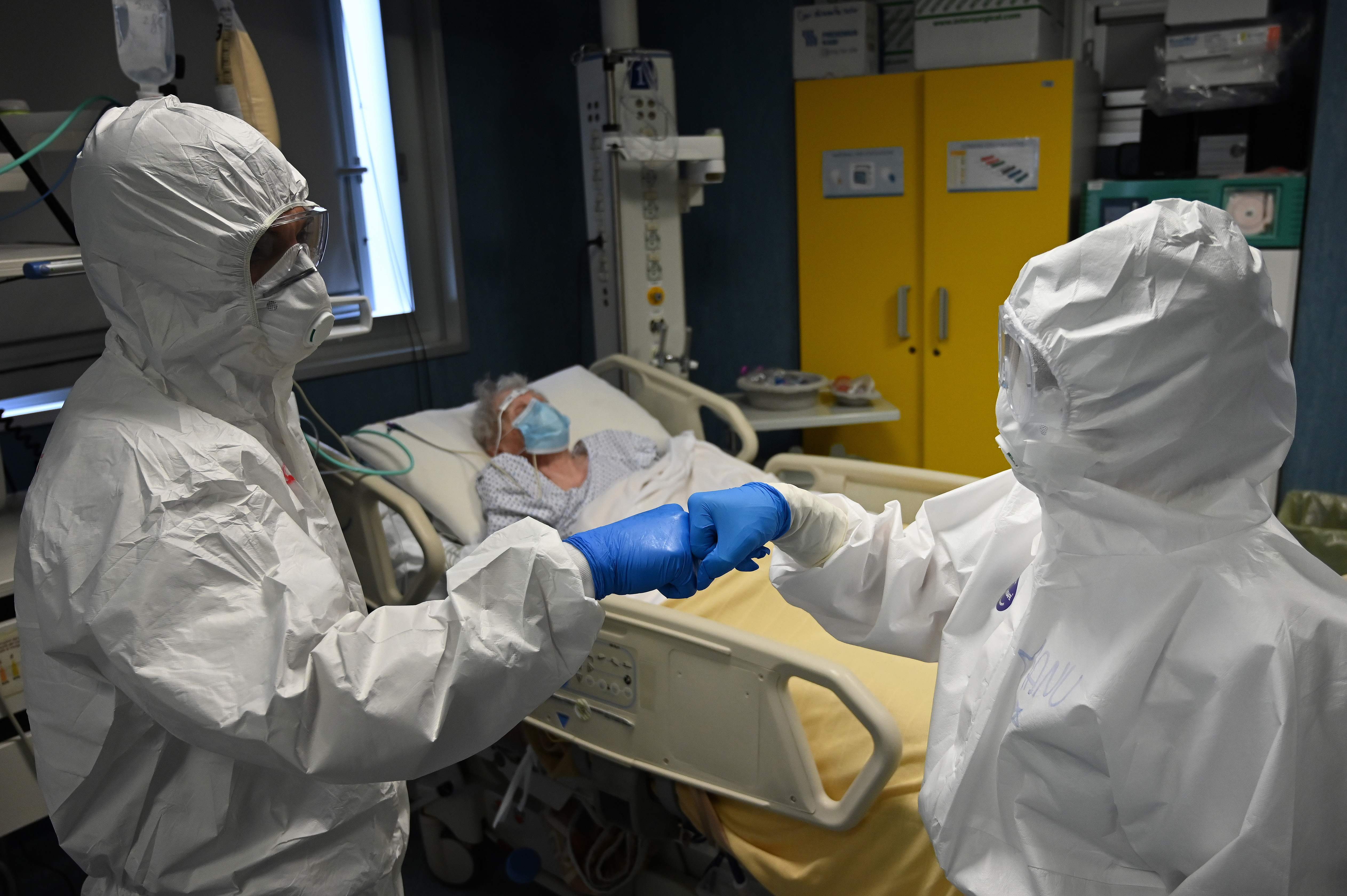 Seorang dokter dan perawat saling menyapa di ruang perawatan intensif Rumah Sakit San Filippo Neri, Roma, Italia.