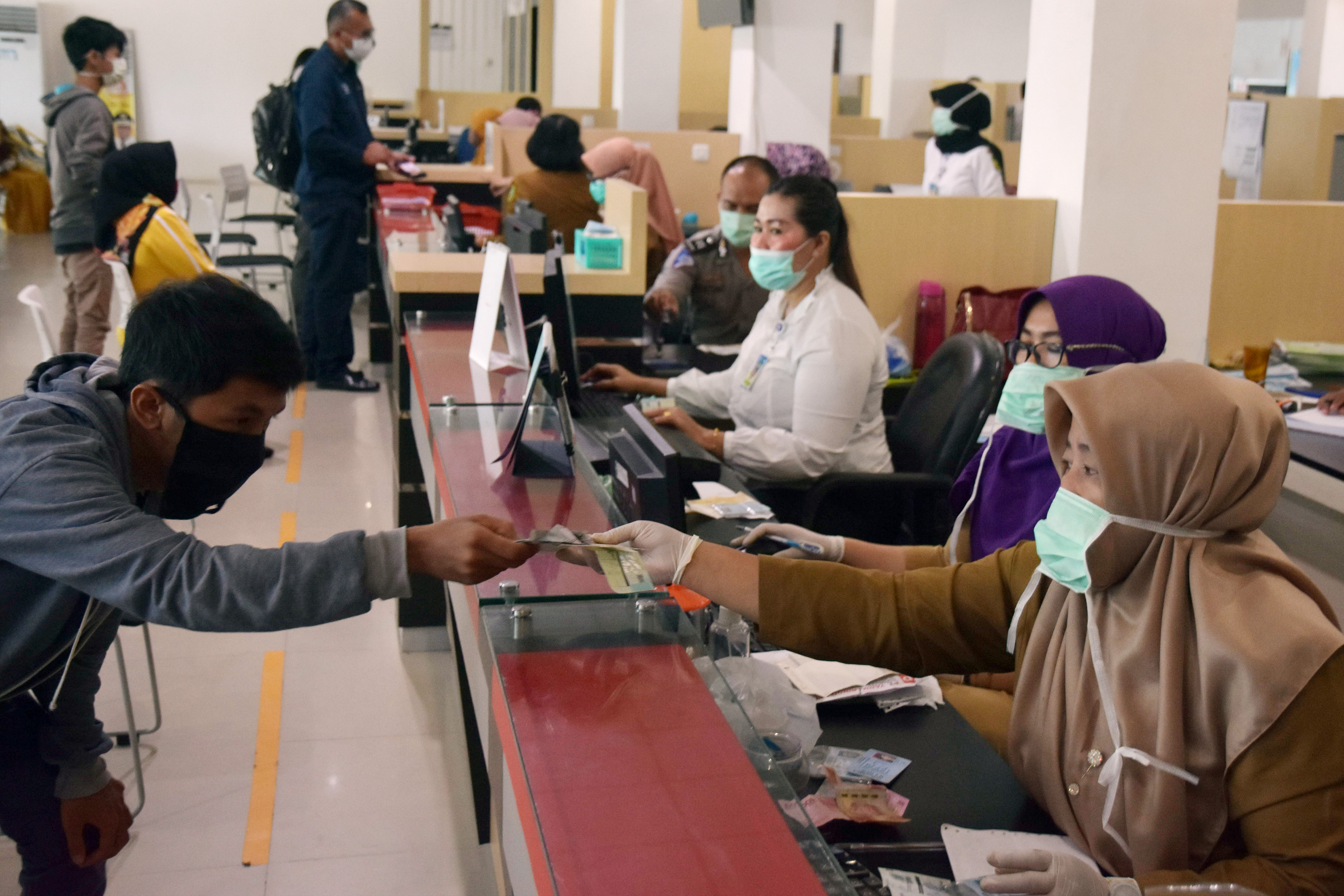 Suasana pembayaran pajak kendaraan