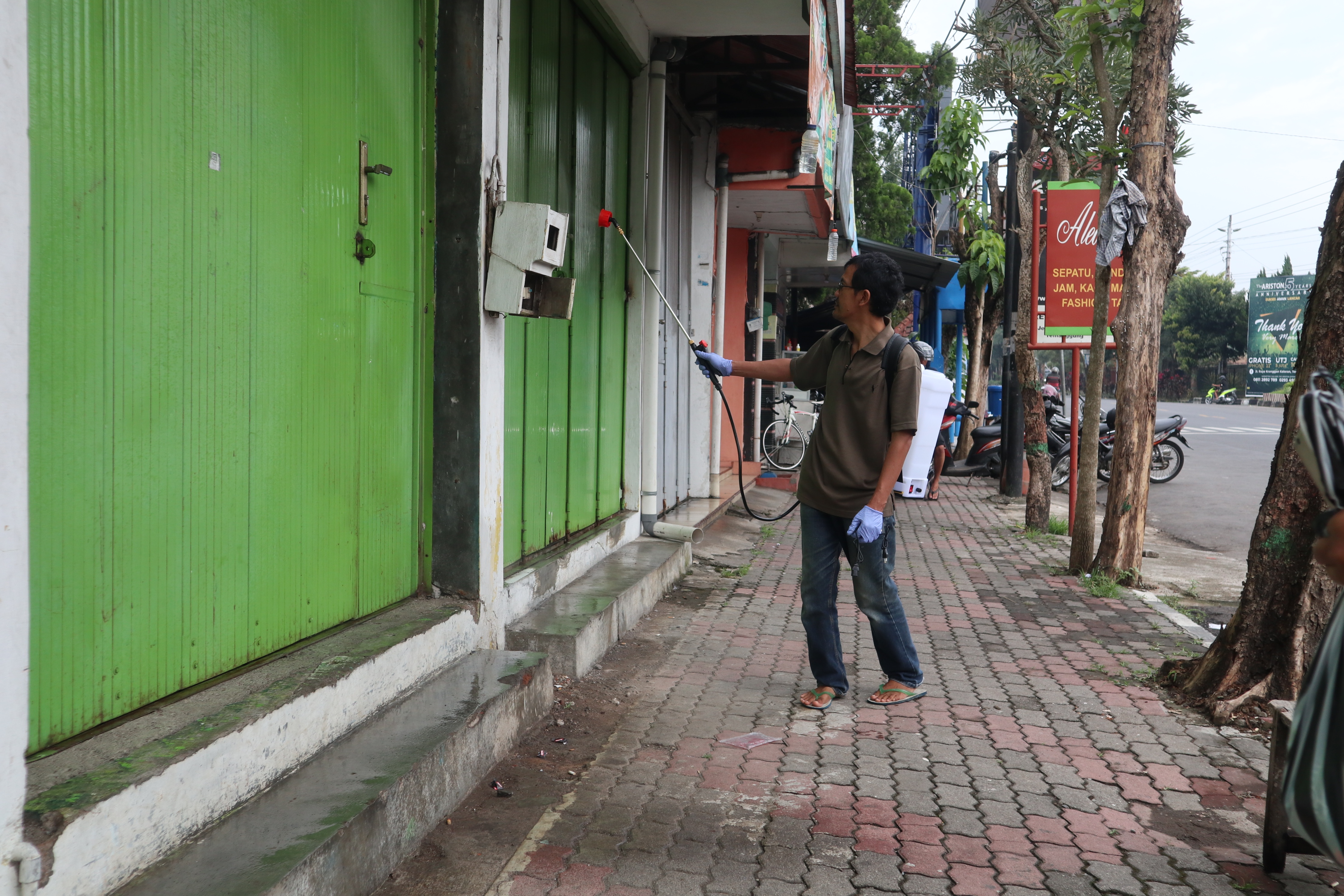 Warga Jampirejo, Temanggung, Jawa Tengah berinisiatif menyemprotkan disinfektan ke toko-toko yang tutup terdampak pandemi korona.