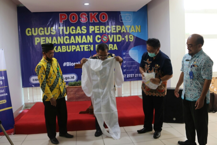 Baznas Blora memberikan bantuan alat pelindung diri kepada Pemkab Blora untuk menanggulangi Covid-19.