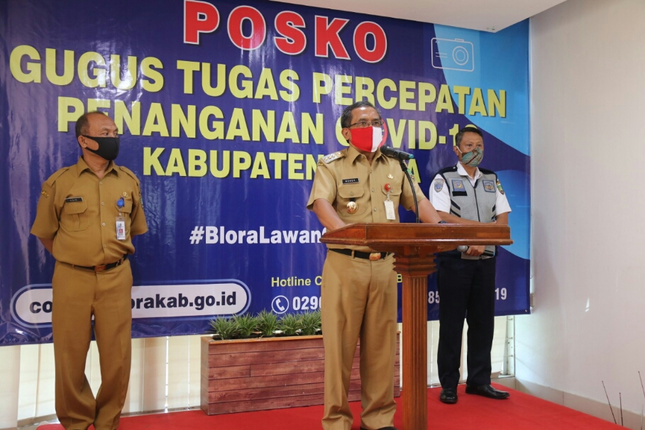 Bupati Blora Djoko Nugroho (tengah) menjelaskan pemkab telah menyiapkan lahan pemakaman untuk korban virus korona.