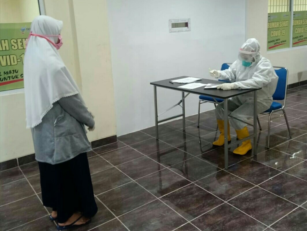 Santri dari Ponpes Modern Gontor Jawa Timur saat tiba di Palembang, Sumatra Selatan menjalani rapid test, Selasa (14/4/2020)