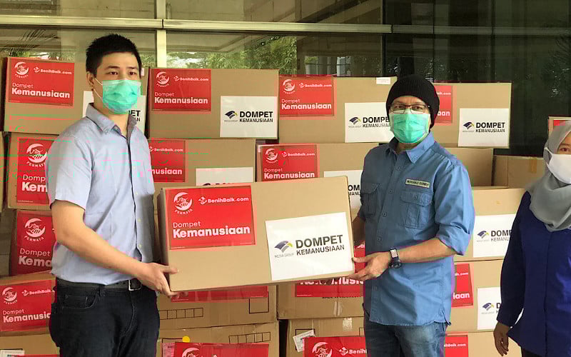 Media Group menyalurkan bantuan alat pelindung diri (APD) tenaga medis yang diterima dari Yayasan Permata.