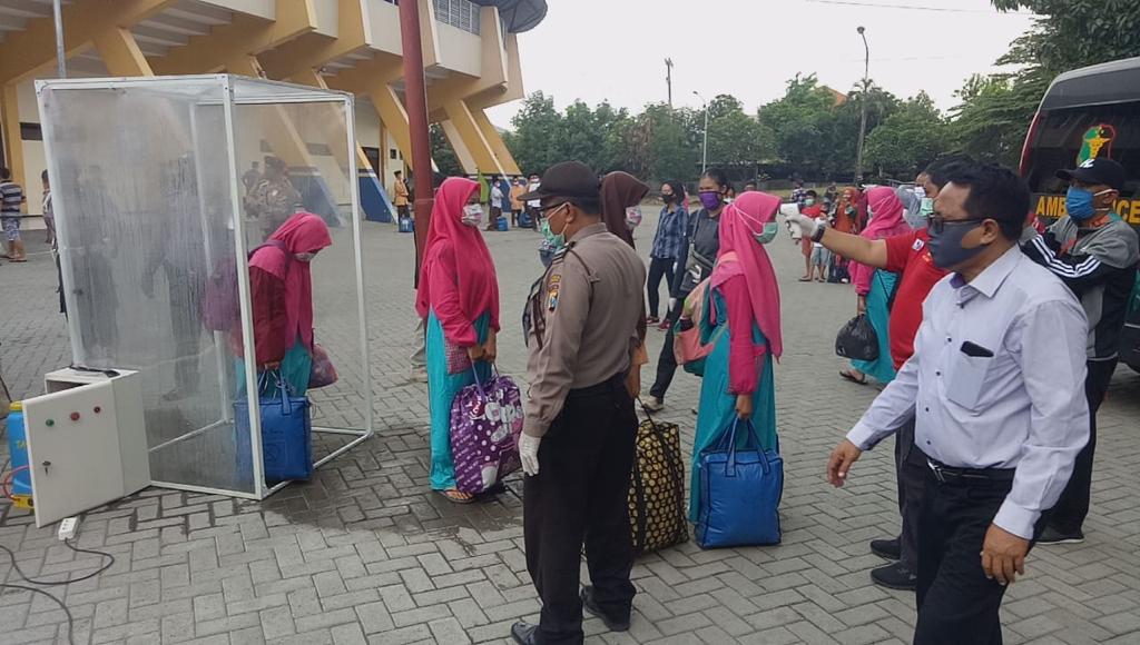 tim kedokteran dan kesehatan Polresta Sidoarjo melakukan screening kesehatan terhadap 143 santri yang mudik dari Ponpes di Pacet