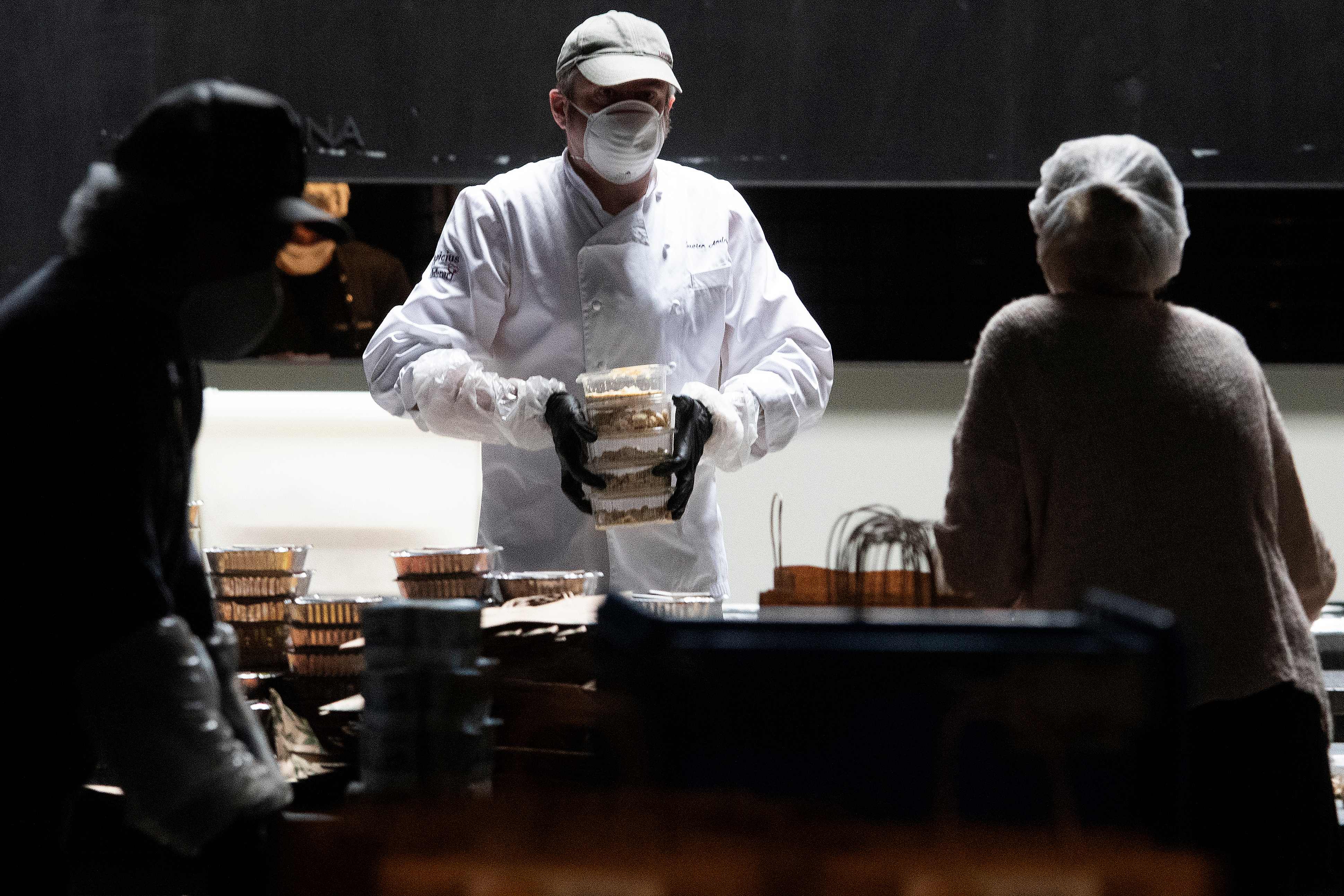 Seorang koki menyiapkan makanan bagi warga miskin di Spanyol yang terdampak karantina akibat wabah covid-19