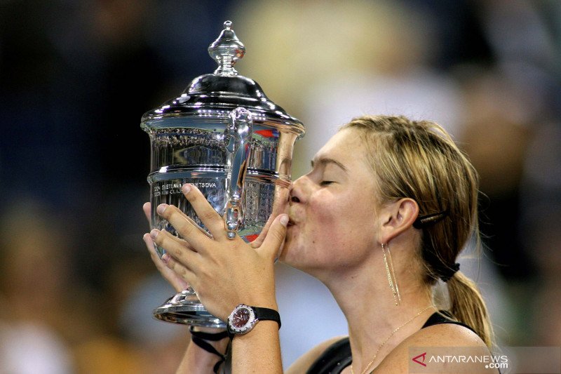 Petenis Rusia Maria Sharapova merayakan kemenangannya pada turnamen US Open 2006.
