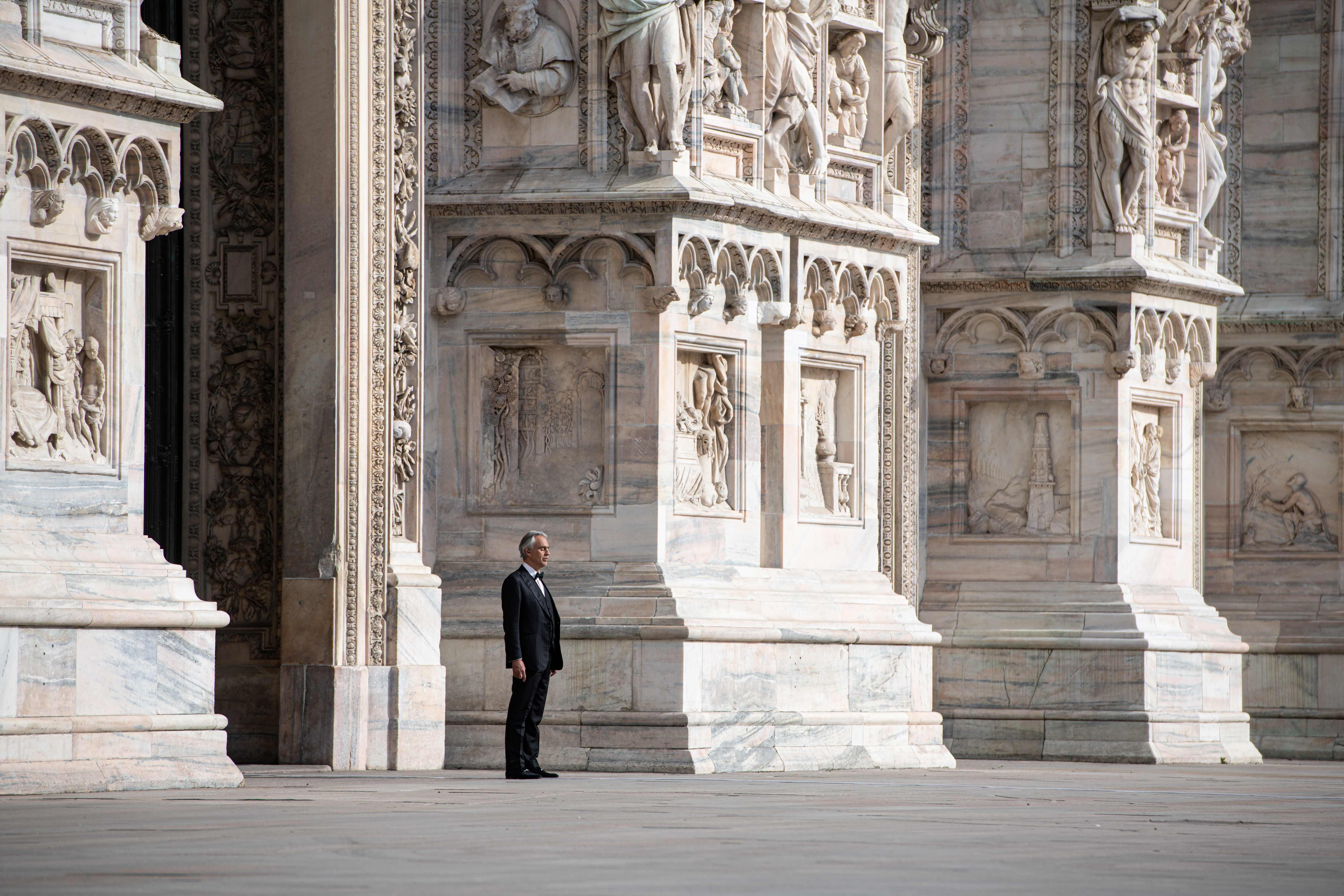 Penyanyi tenor asal Italia Andrea Bocelli berlatih di depan Katedral Duomo, Milan sebelum tampil untuk menghibur dunia.