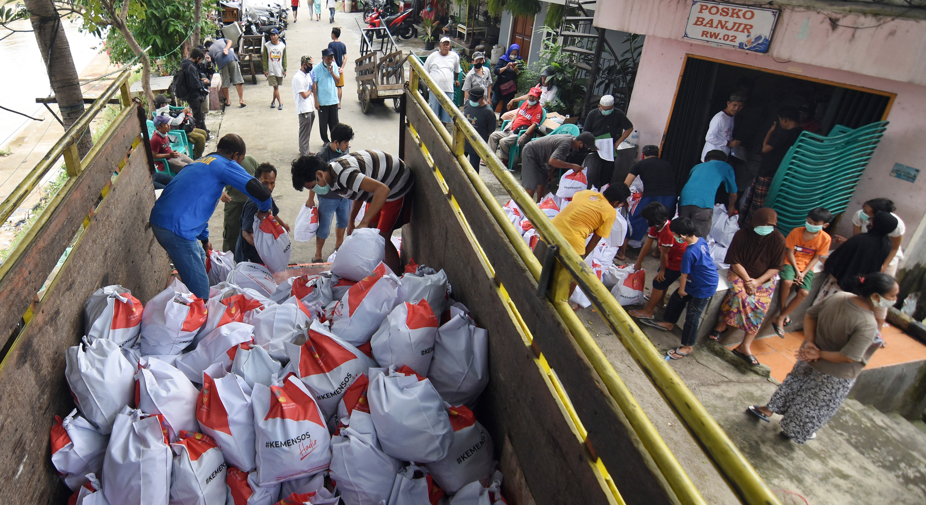 Bantuan sosial dari Kementerian Sosial RI tengah didistribusikan untuk warga terdampak Covid-19 di Jakarta