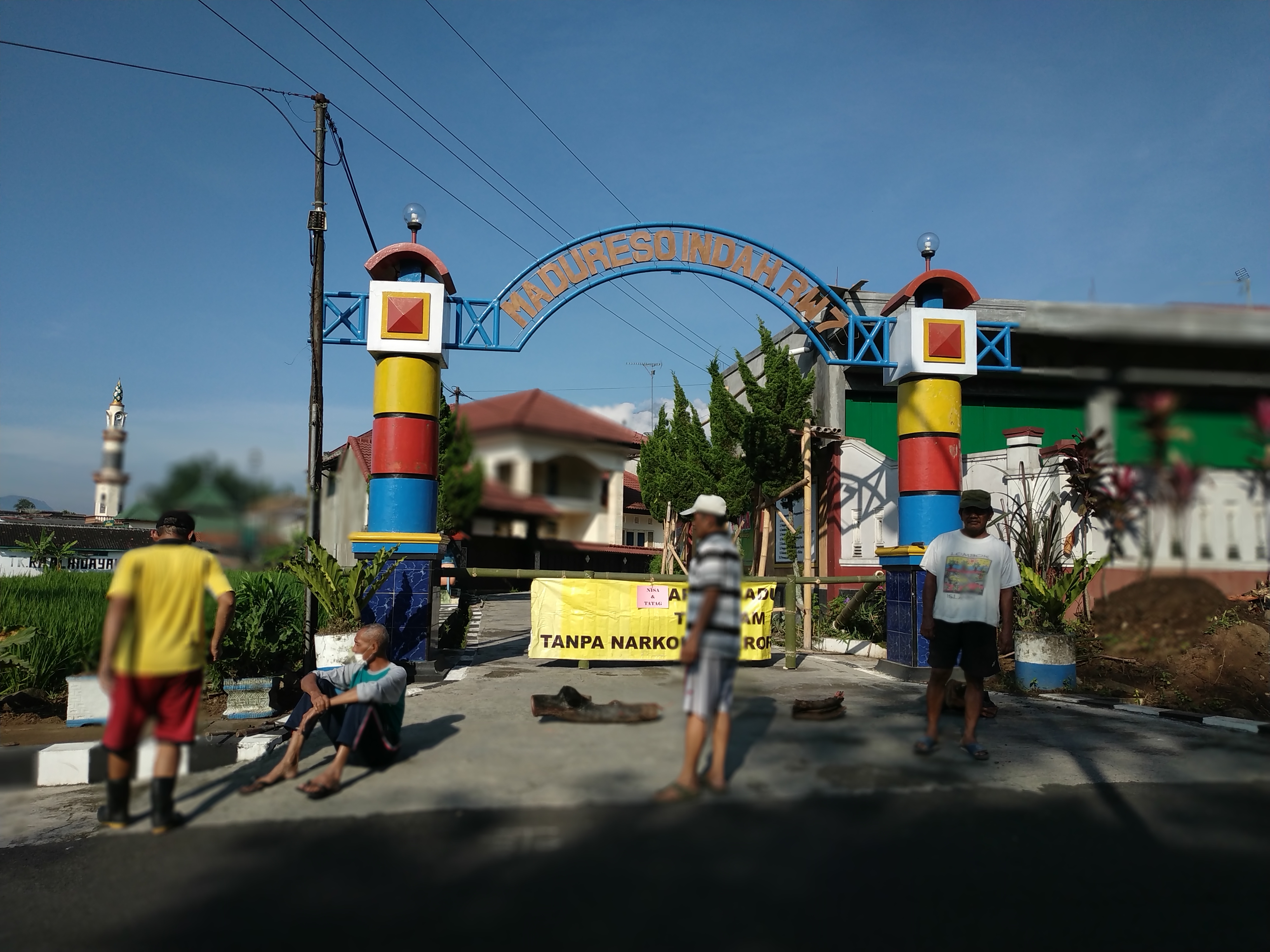 Warga menutup akses masuk kampung di Madureso Indah, Temanggung untuk mencegah pemudik dari kota pendemi masuk.