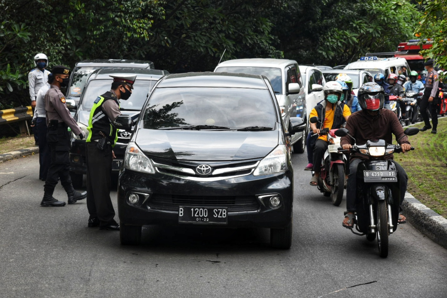 Ilustrasi--Polisi lalu lintas beserta Dishub melaksanakan pengawasan dalam penerapan PSBB di kawasan Simpang UI, Jakarta Selatan.