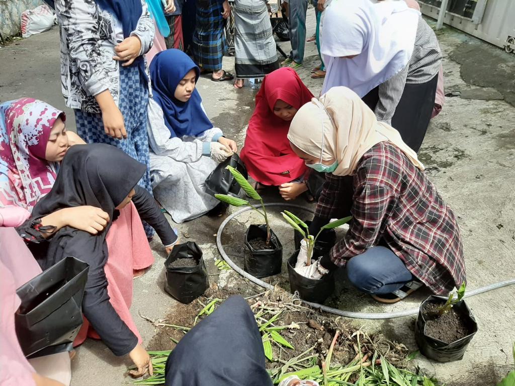  Ikatan Widyaiswara Indonesia (IWI) Malang bersama penyuluh pertanian mengajak masyarakat melakukan urban farming. 