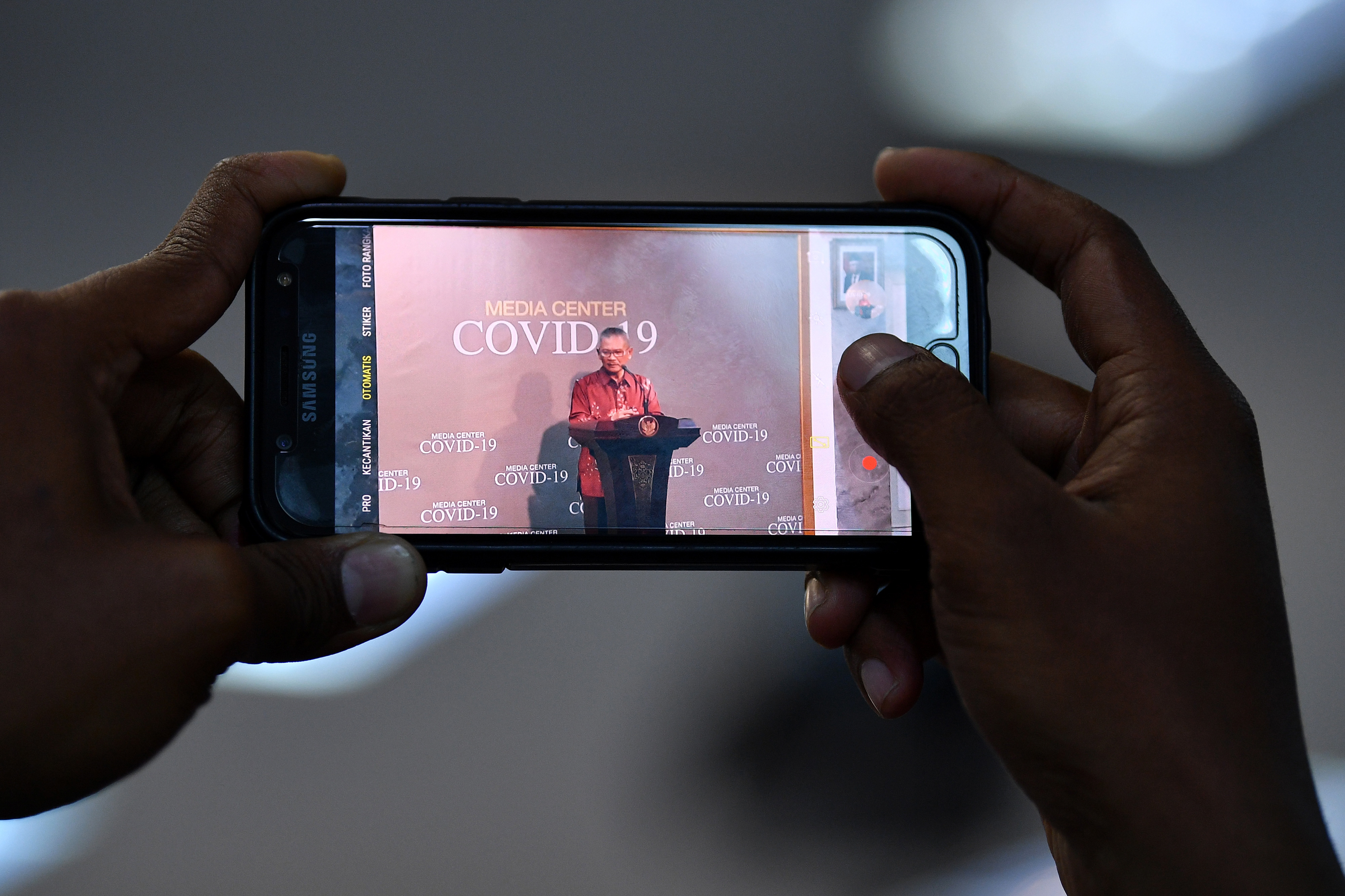 Seorang wartawan merekam keterangan juru bicara pemerintah untuk penanganan covid-19, Achmad Yurianto.