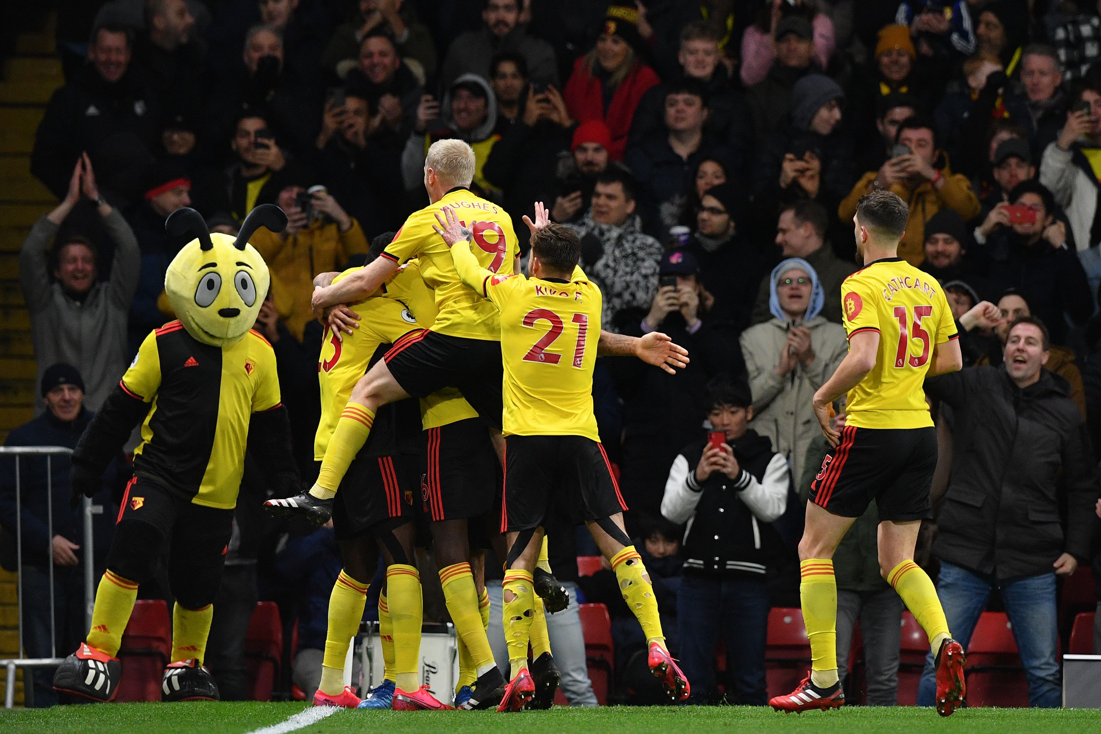 Para pemain Watford melakukan selebrasi.