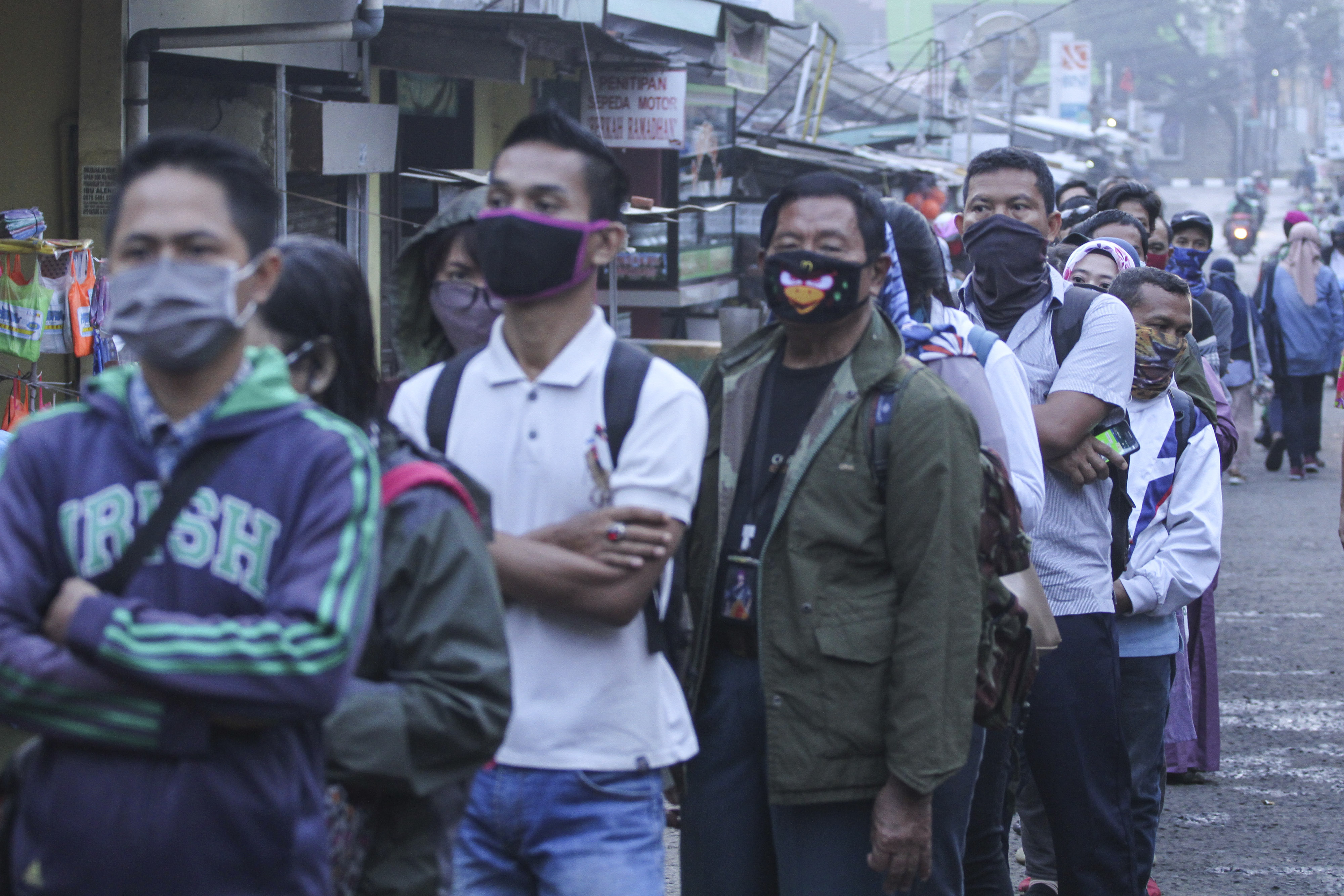  Antrean calon penumpang KRL Commuter Line mengular hingga ke jalan di Stasiun Depok Lama