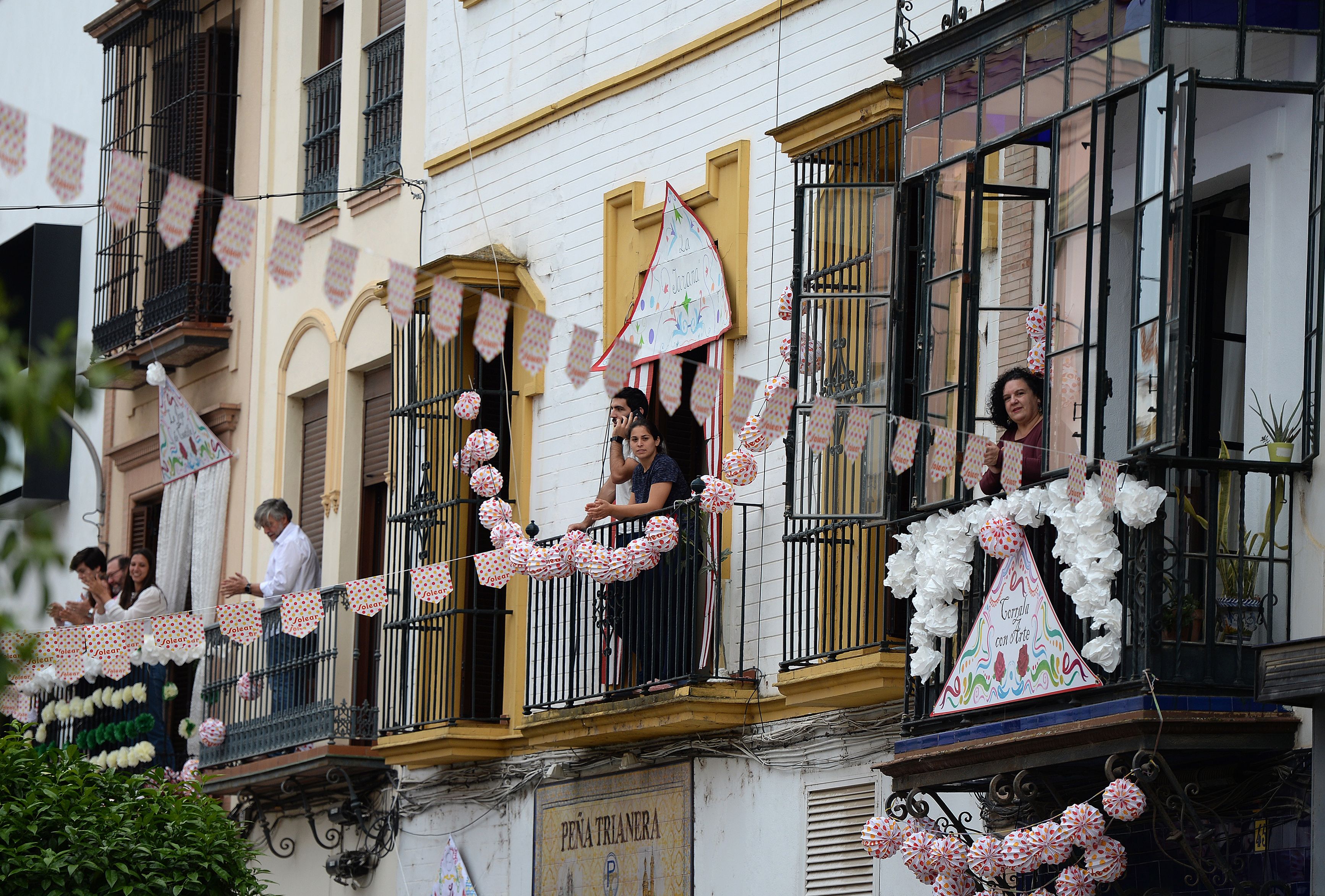 Warga Spanyol merayakan April Fair dengan menghias balkoni rumah mereka saat lockdown karena pandemi covid-19.