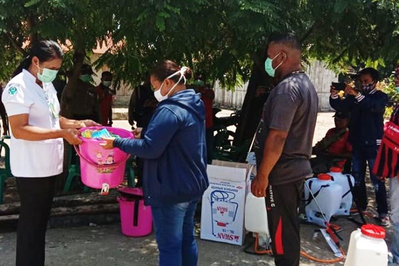 DPD Partai NasDem Ende, NTT, membagikan sabun antiseptik