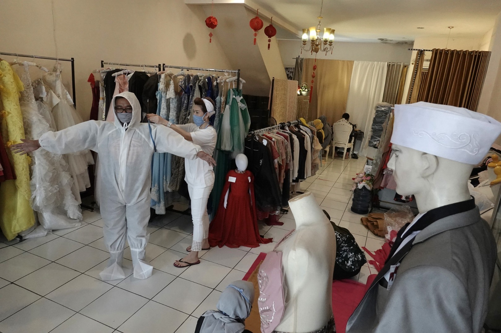 Produksi Alat Pelindung Diri (APD) medis standar WHO di Rumah Desain SkyGow, Purwokerto, Banyumas, Jateng, Selasa (31/3/2020). 