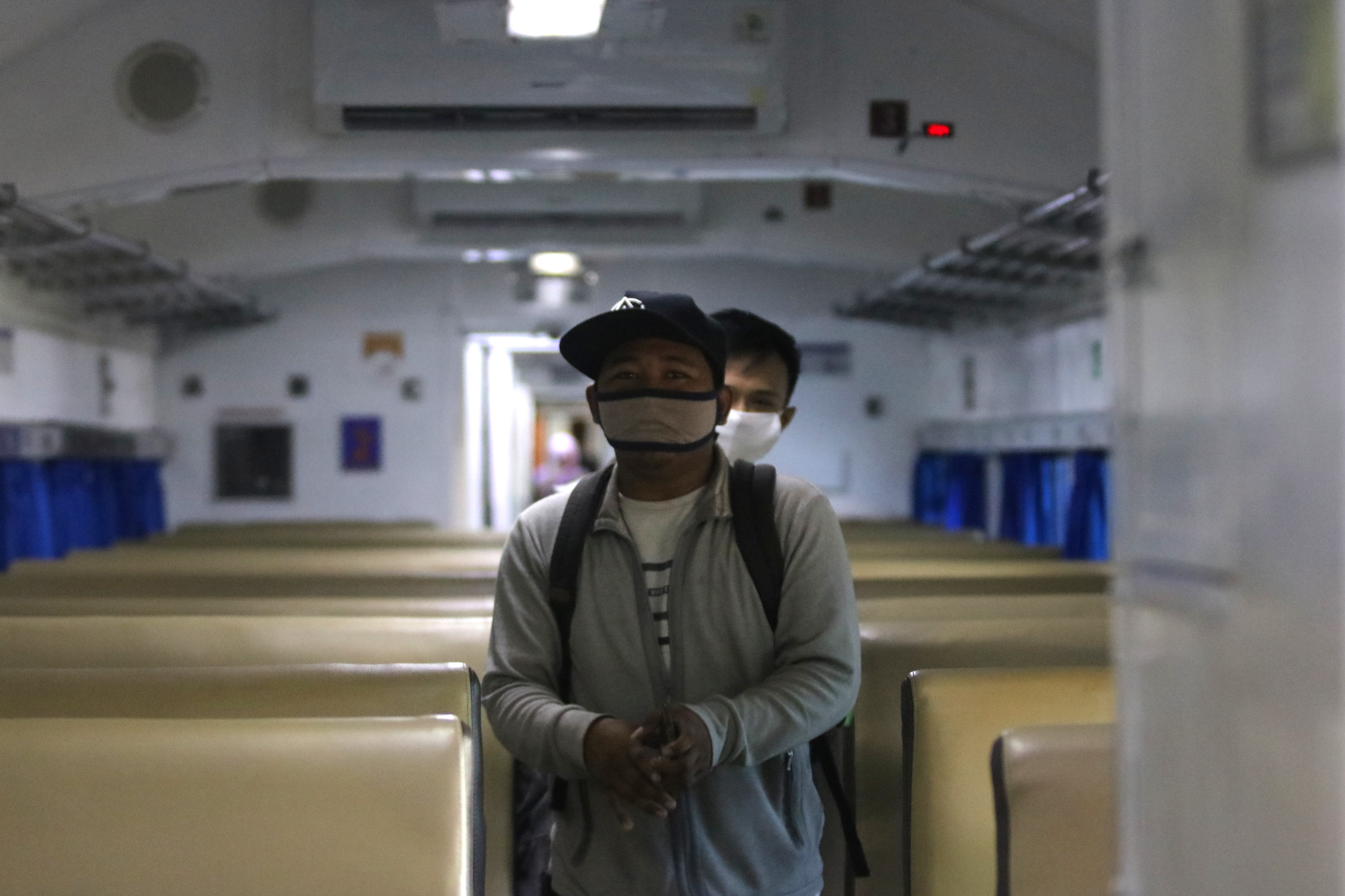 Penumpang mencari tempat duduk di dalam kereta api di Stasiun Gubeng Surabaya, Jawa Timur, Minggu (12/4).