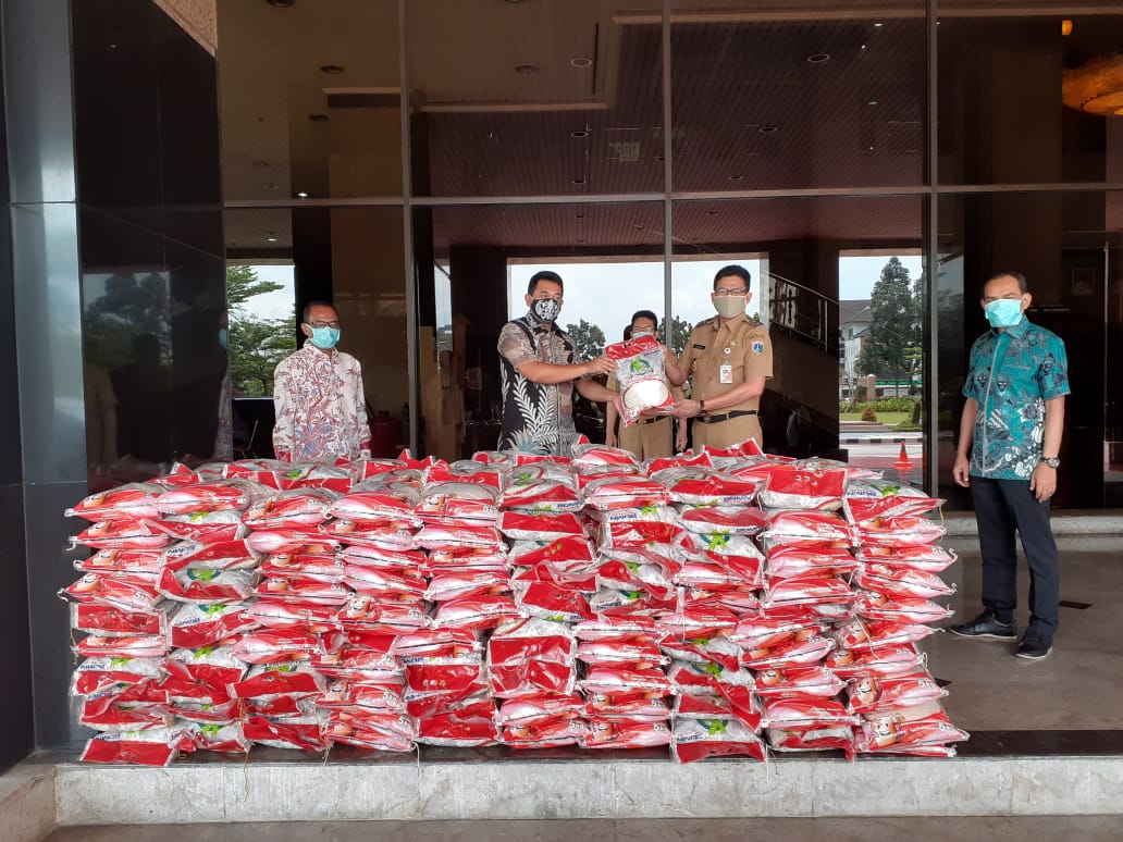 BPJAMSOSTEK wilayah Barat Jakarta menyalurkan bantuan beras dua ton kepada Posko Gugus Tugas Percepatan Penanganan Covid-19 Jakarta Barat.