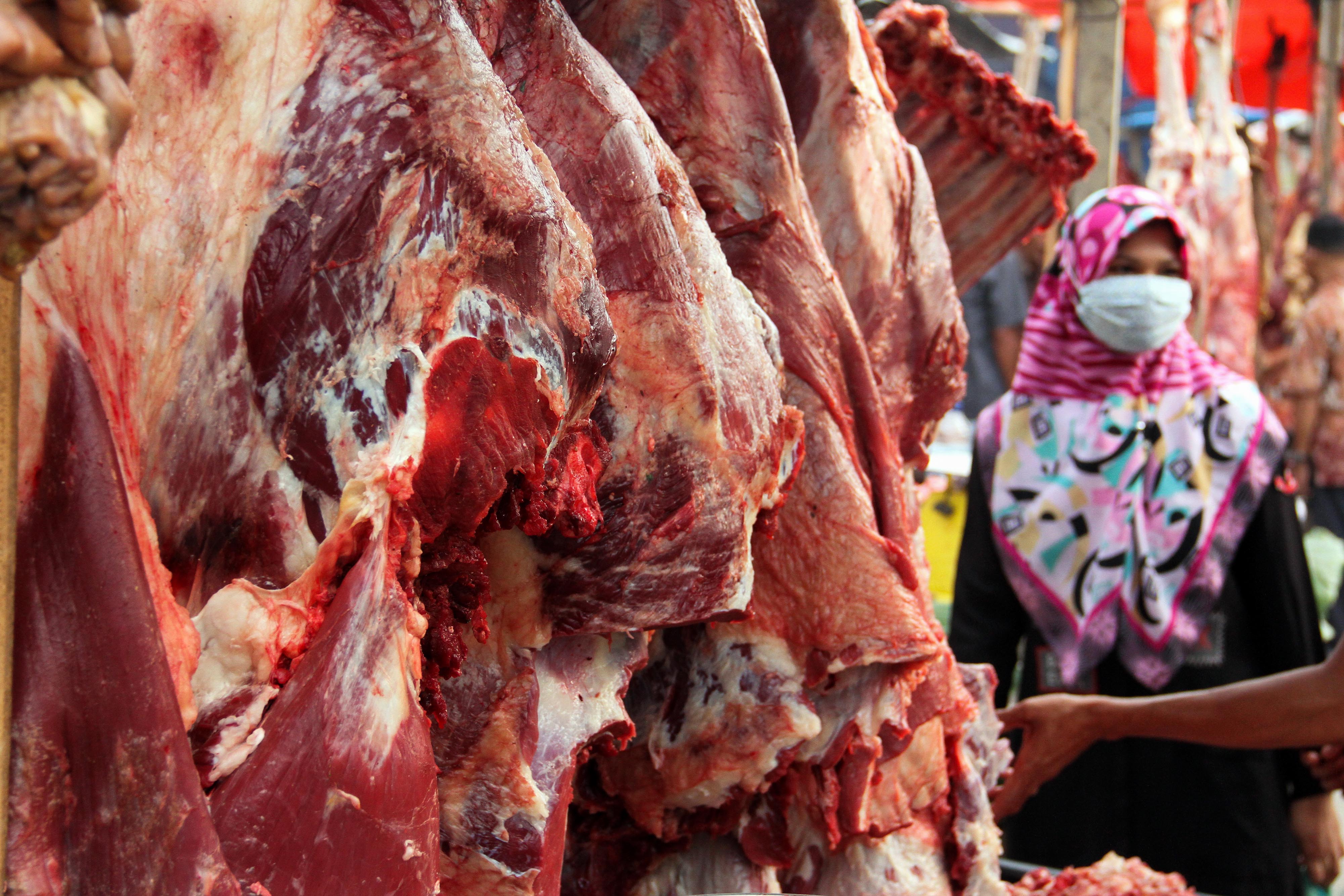  Pembeli memilih daging sapi pada hari meugang pertama  di pasar daging tradisional Lhokseumawe, Aceh, Rabu (22/4/2020).