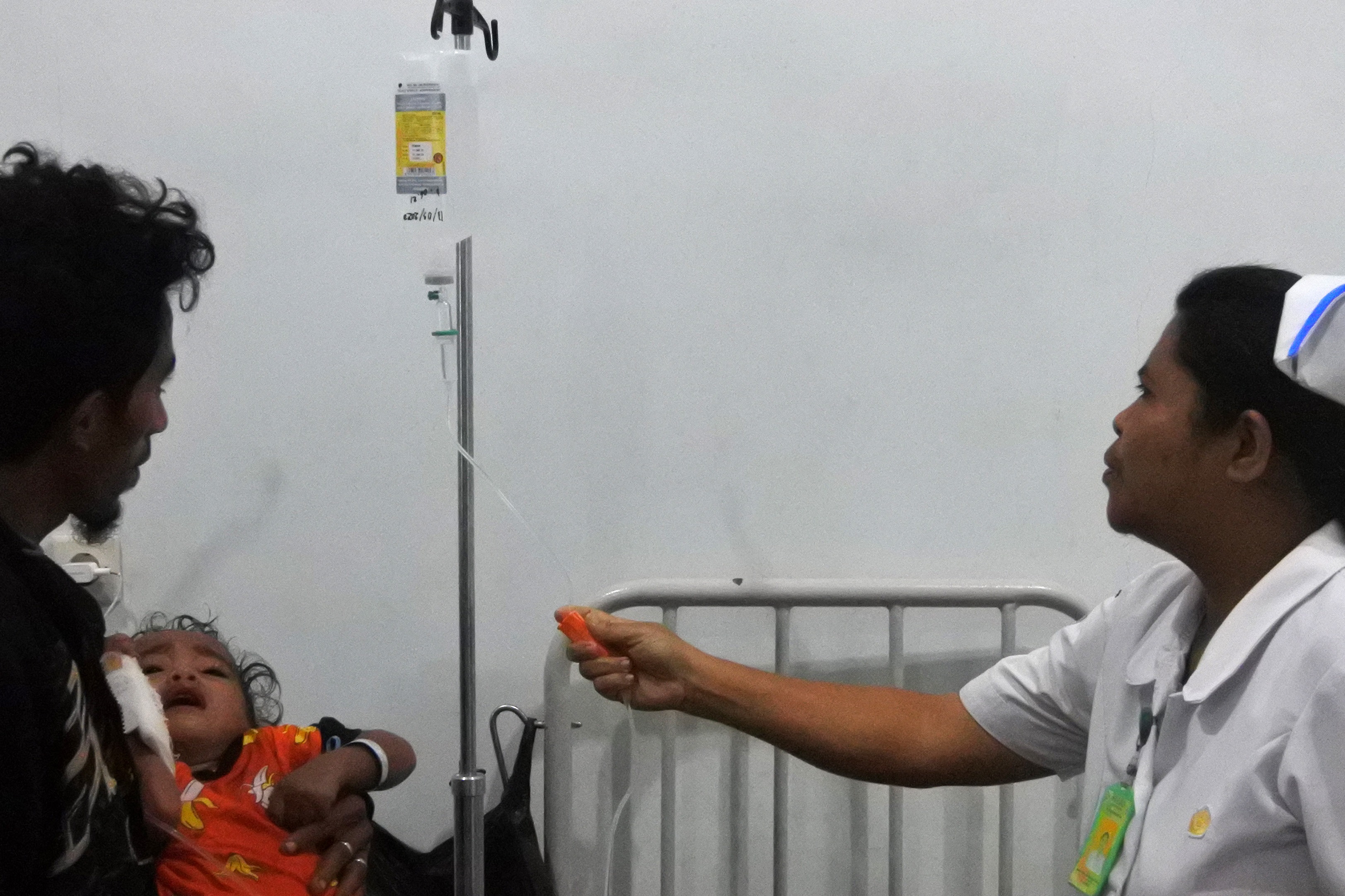 Perawat mengecek cairan infus salah seorang pasien yang dirawat akibat terserang demam berdarah dengue (DBD) di RSUD TC Hillers, Maumere, K
