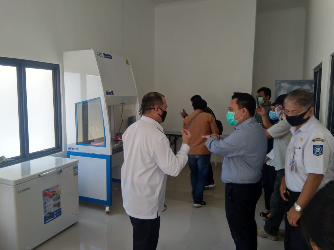 Gubernur Babel Erzaldi Rosman Djohan mengujungi hari pertama tes swab di Klinik Pratama Provinsi Babel. 