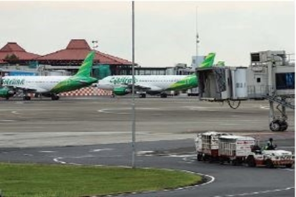 Pesawat parkir di Bandara Soekarno- Hatta, Tangerang, Banten, Jumat (24/4).